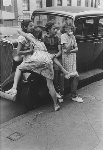 Helen Levitt, Four girls leaning against car, NYC, 1940