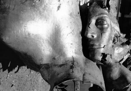 Manuel Alvarez Bravo, Angel del temblor I, [head], (angel of the quake), 1957