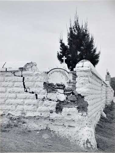 Manuel Alvarez Bravo, Barda de Pantheon [Enclosed graveyard]