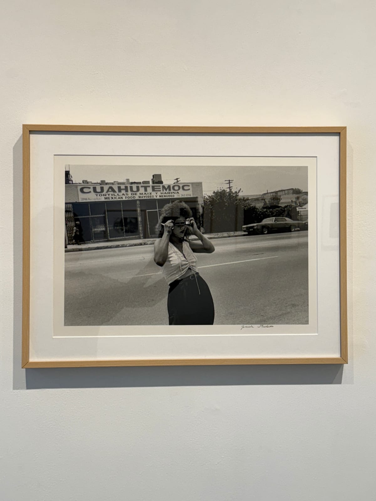 Graciela Iturbide, Cristina tomando una foto, White Fence, East Los Ángeles, 1986
