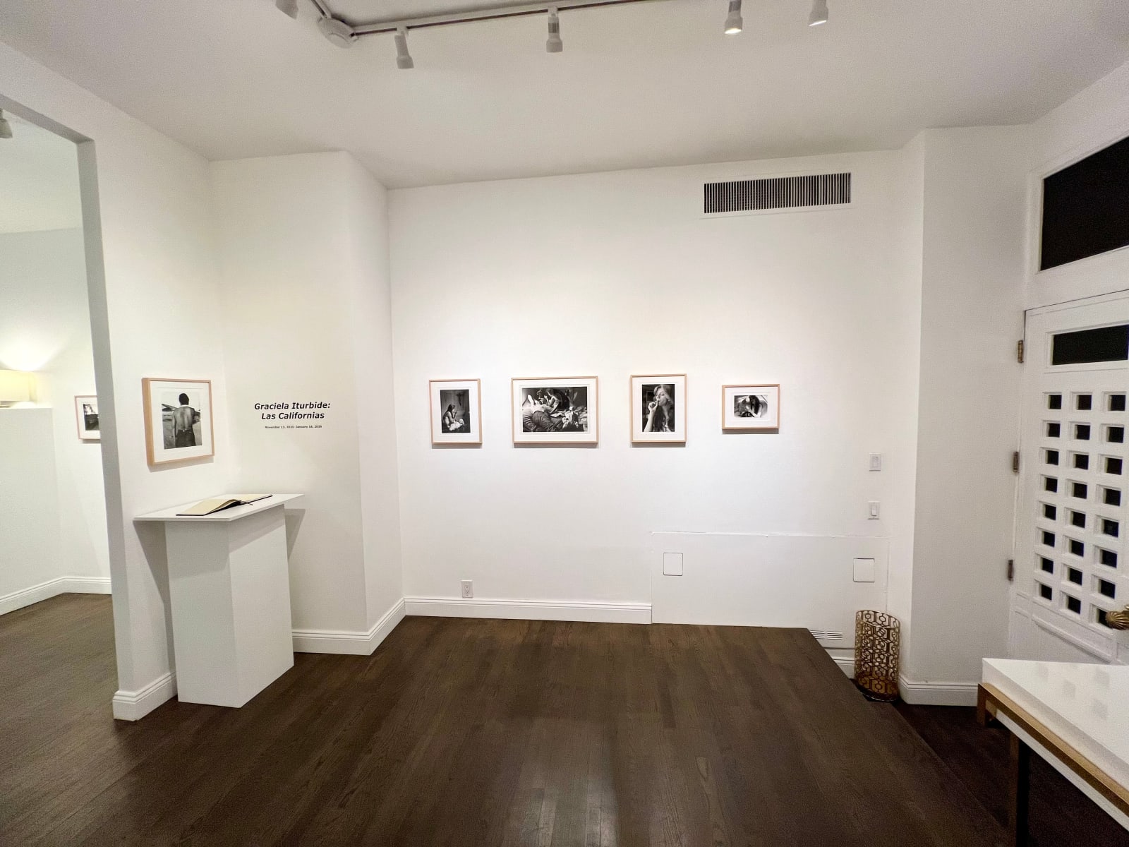 Graciela Iturbide, Cholos en la recamara, East Los Ángeles, 1986