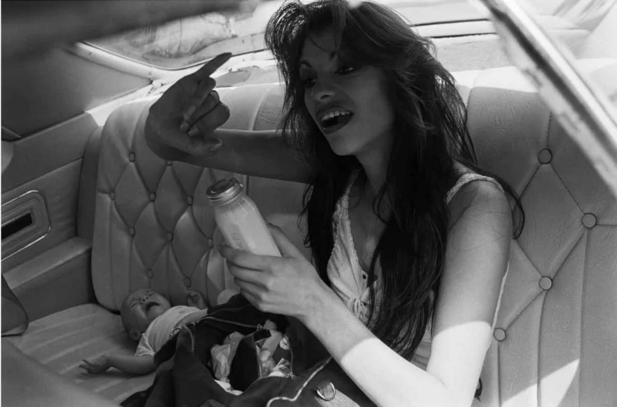 Graciela Iturbide, Rosario y su bebé, White Fence, East Los Ángeles, 1986