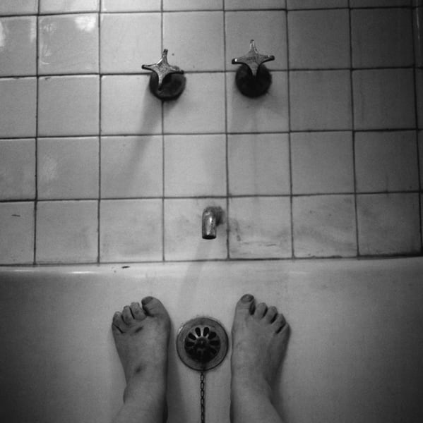 Graciela Iturbide, El Baño de Frida (Pies de Graciela) Coyoacán, México, 2006