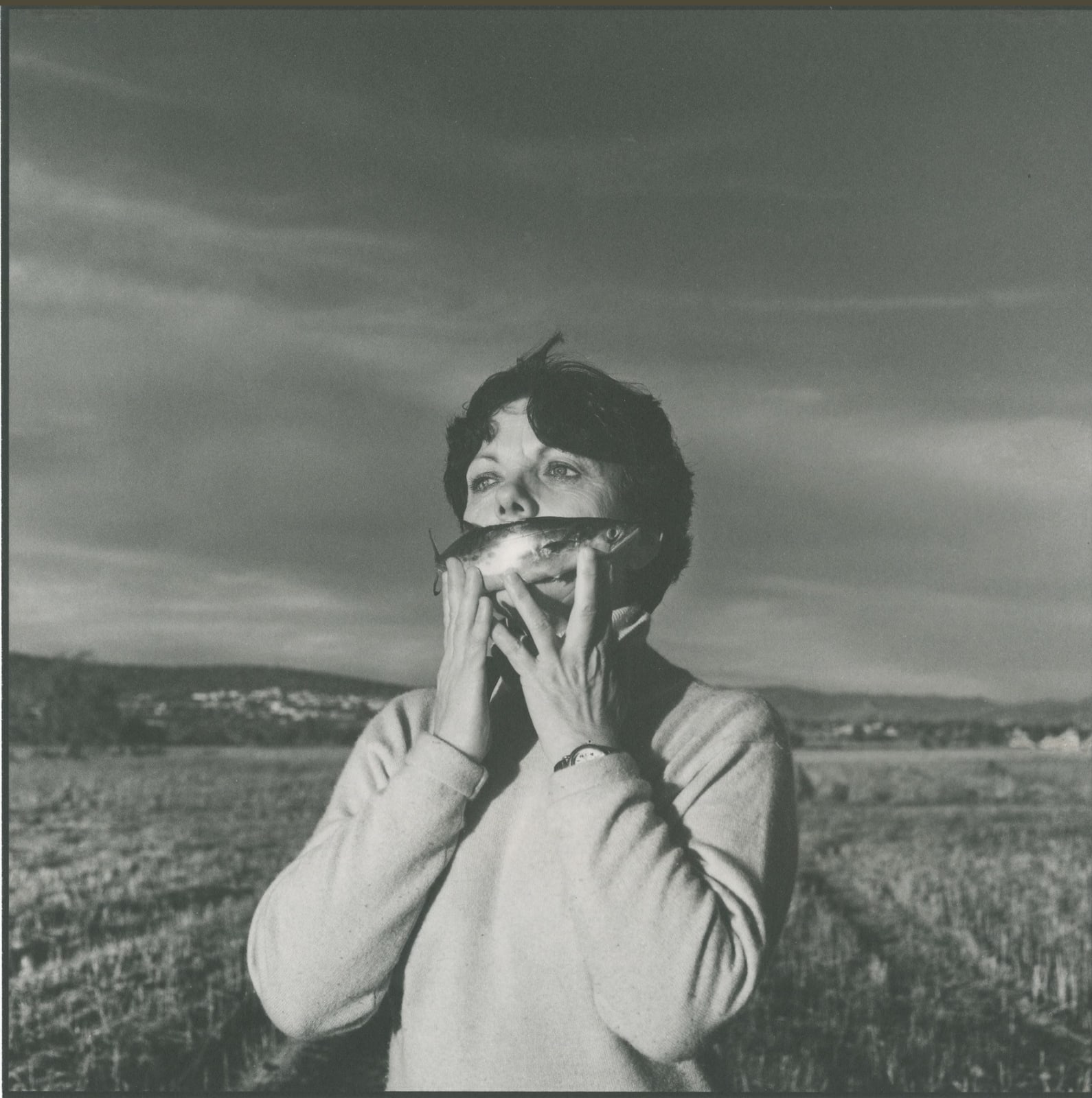 Graciela Iturbide, Autorretrato en el campo Pachuca, México, 1996