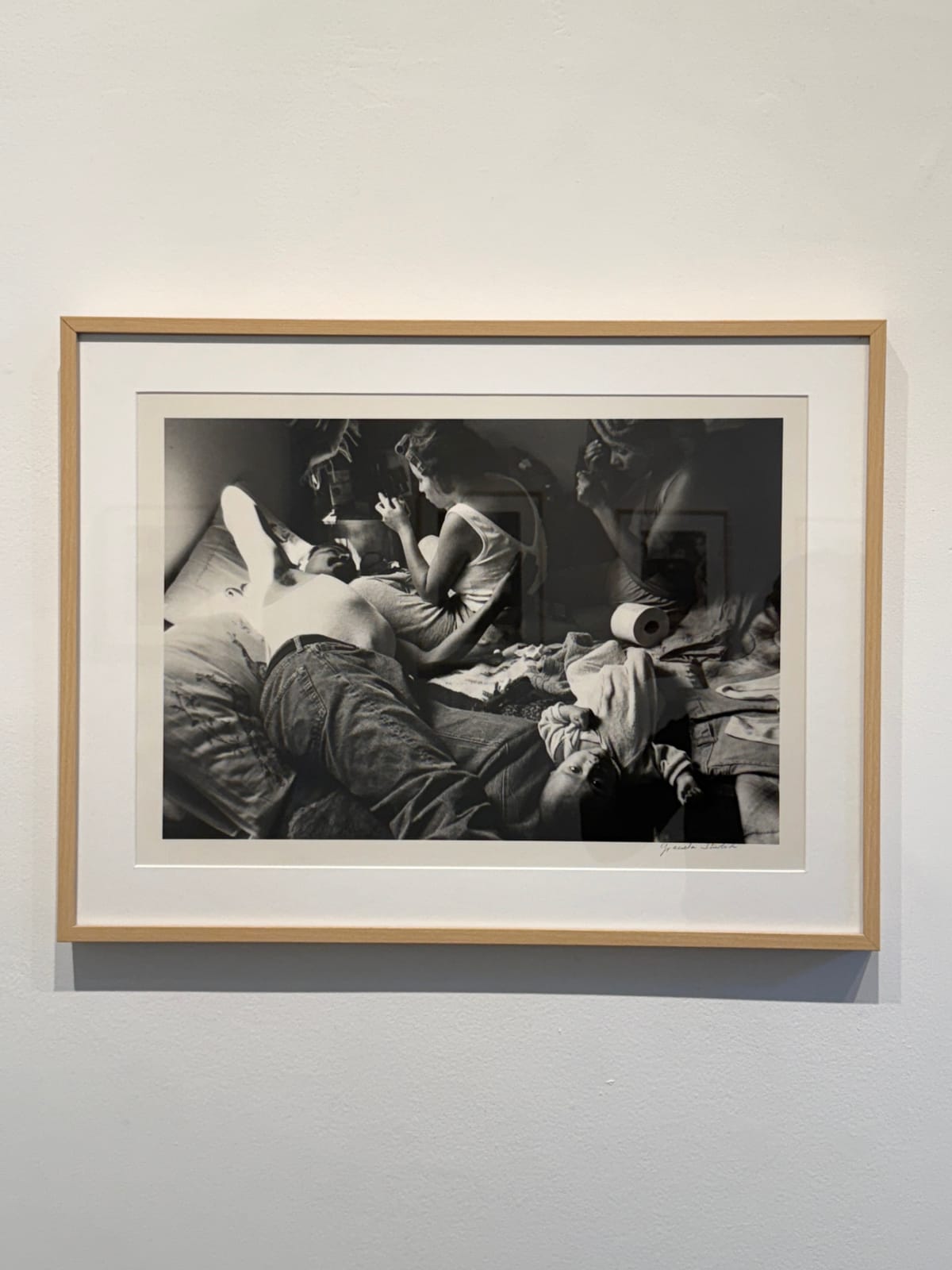 Graciela Iturbide, Cholos en la recamara, East Los Ángeles, 1986