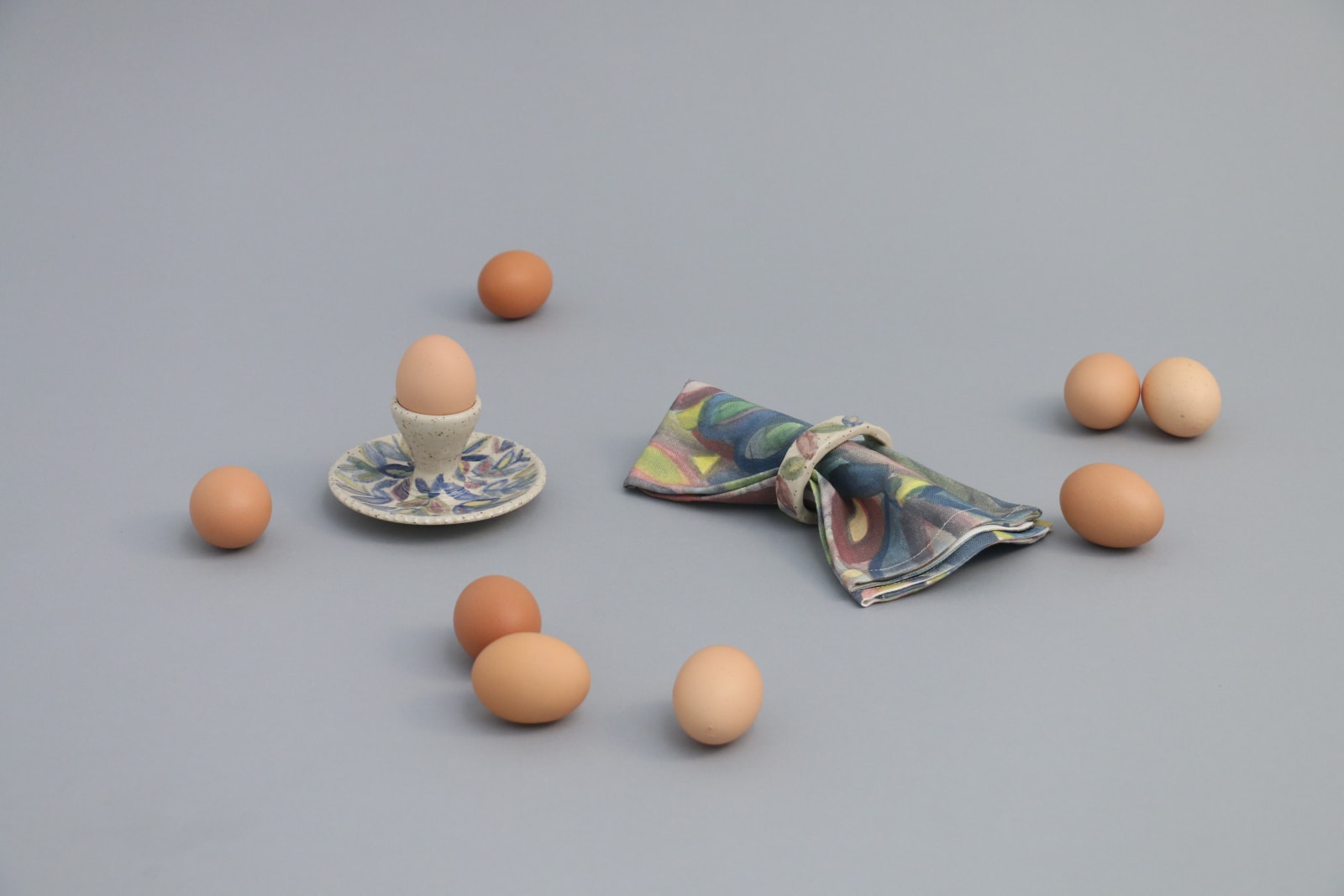 Julia Holderness, Breakfast party, Oeuf à la coque #4, 2025