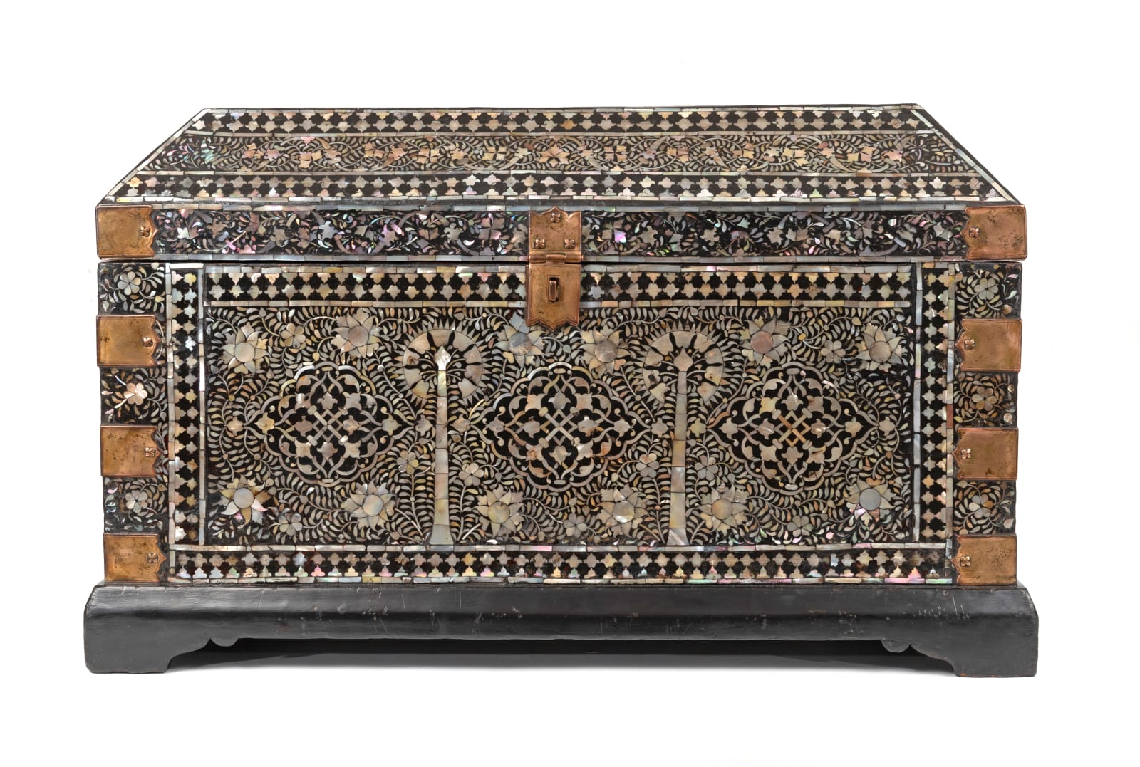 Arqueta Indo-portuguesa / A Large MOP and Mastic Gujarati Chest, Índia, Guzarate, séc. XVI / Gujarat , 16th. c.