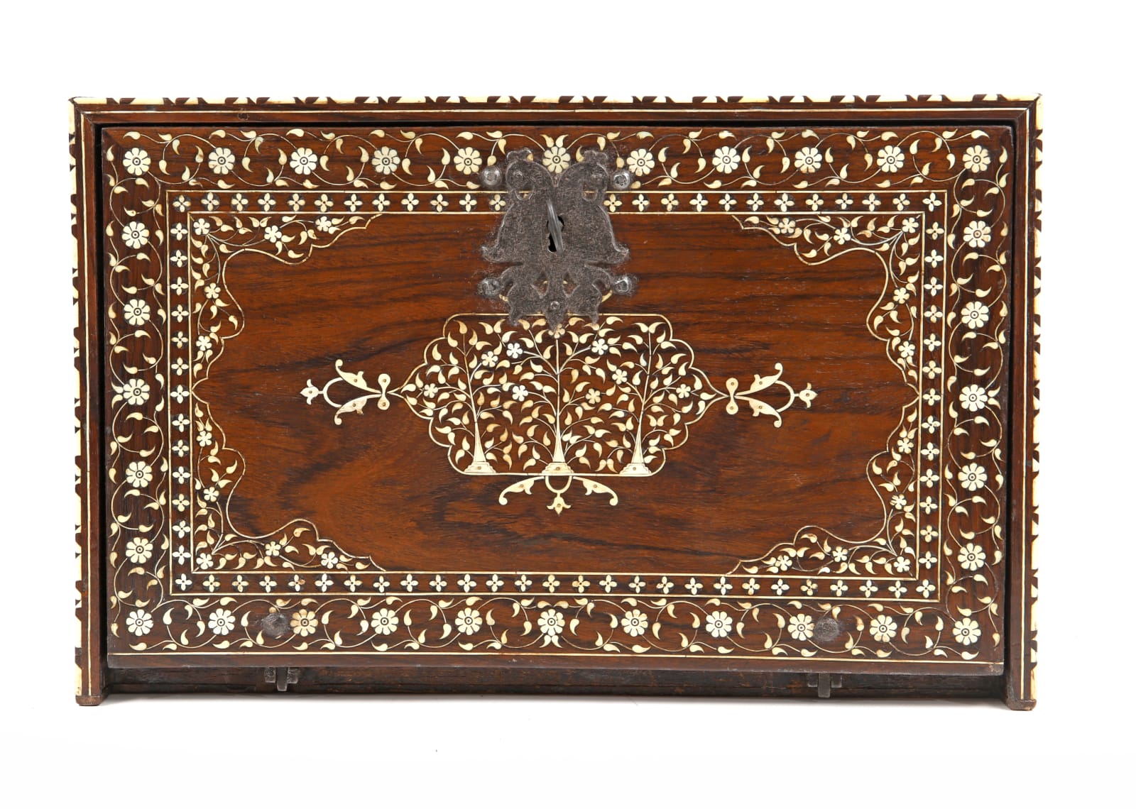 Escritório Indo-português com Dois Portugueses Sentados a uma Mesa / An Indo-Portuguese Writing Cabinet with Two Portuguese Noblemen Sitting, India, Guzarate, séc. XVI (finais) / India, Gujarat, end of 16th c.