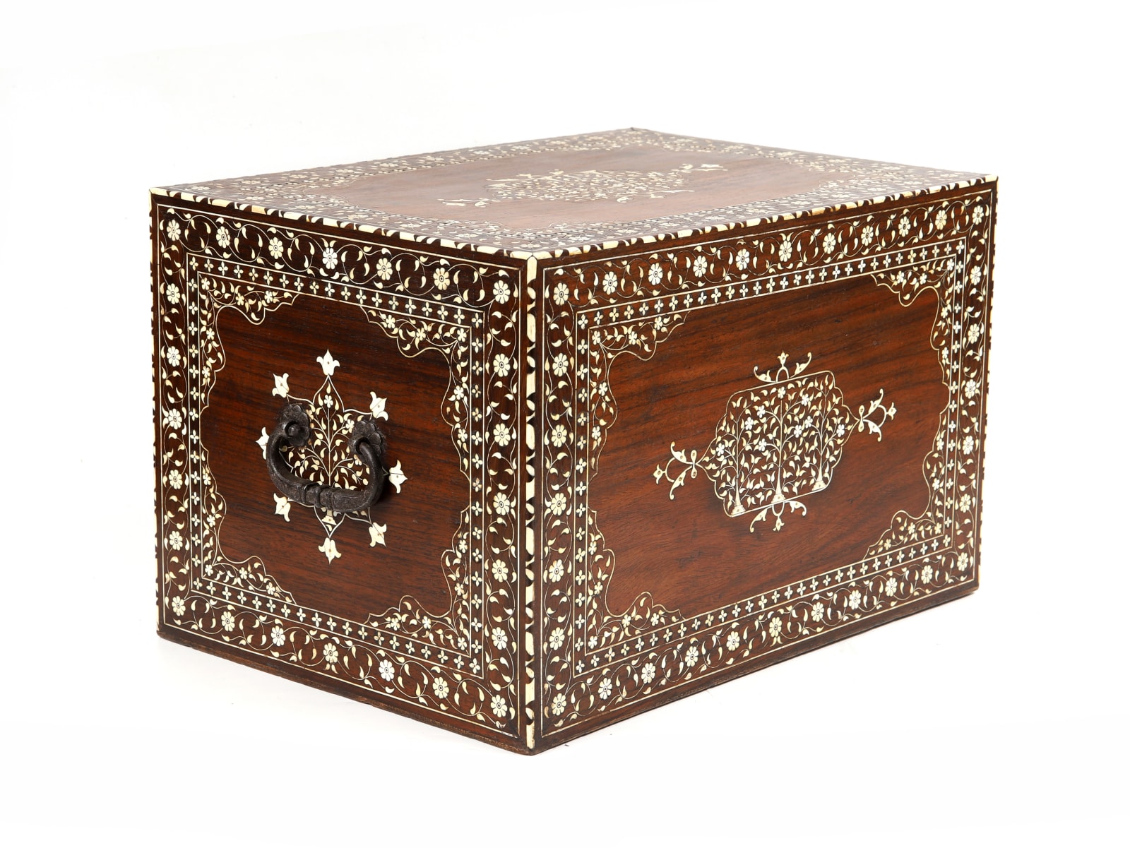 Escritório Indo-português com Dois Portugueses Sentados a uma Mesa / An Indo-Portuguese Writing Cabinet with Two Portuguese Noblemen Sitting, India, Guzarate, séc. XVI (finais) / India, Gujarat, end of 16th c.