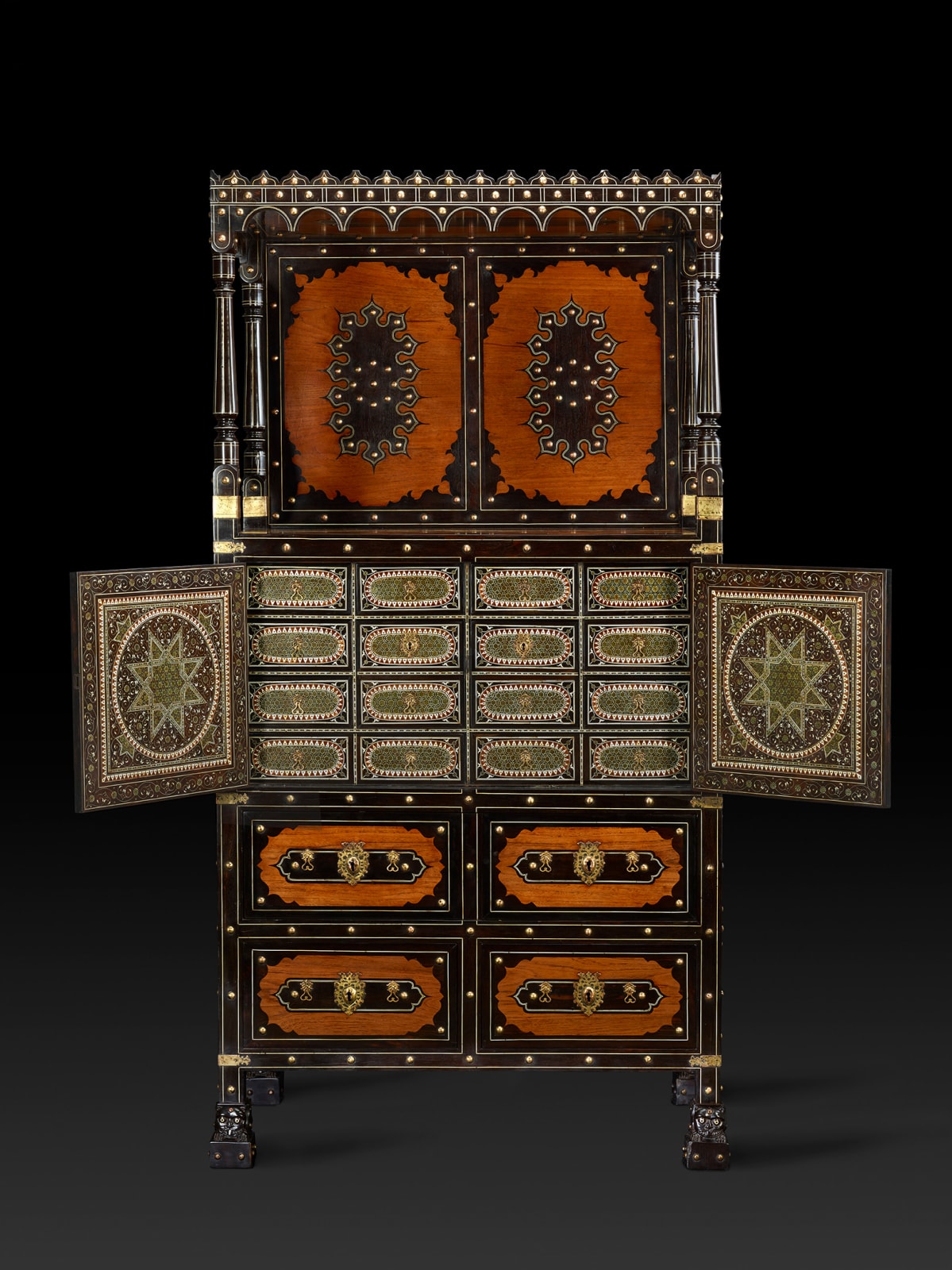 Contador de grandes dimensões (Dressoir) Indo-português / Exceptional Cabinet (Dressoir) from Sind, Sindh, actual Paquistão, ca. 1580-1630 / Sindh, nowadays Pakistan, c. 1580-1630