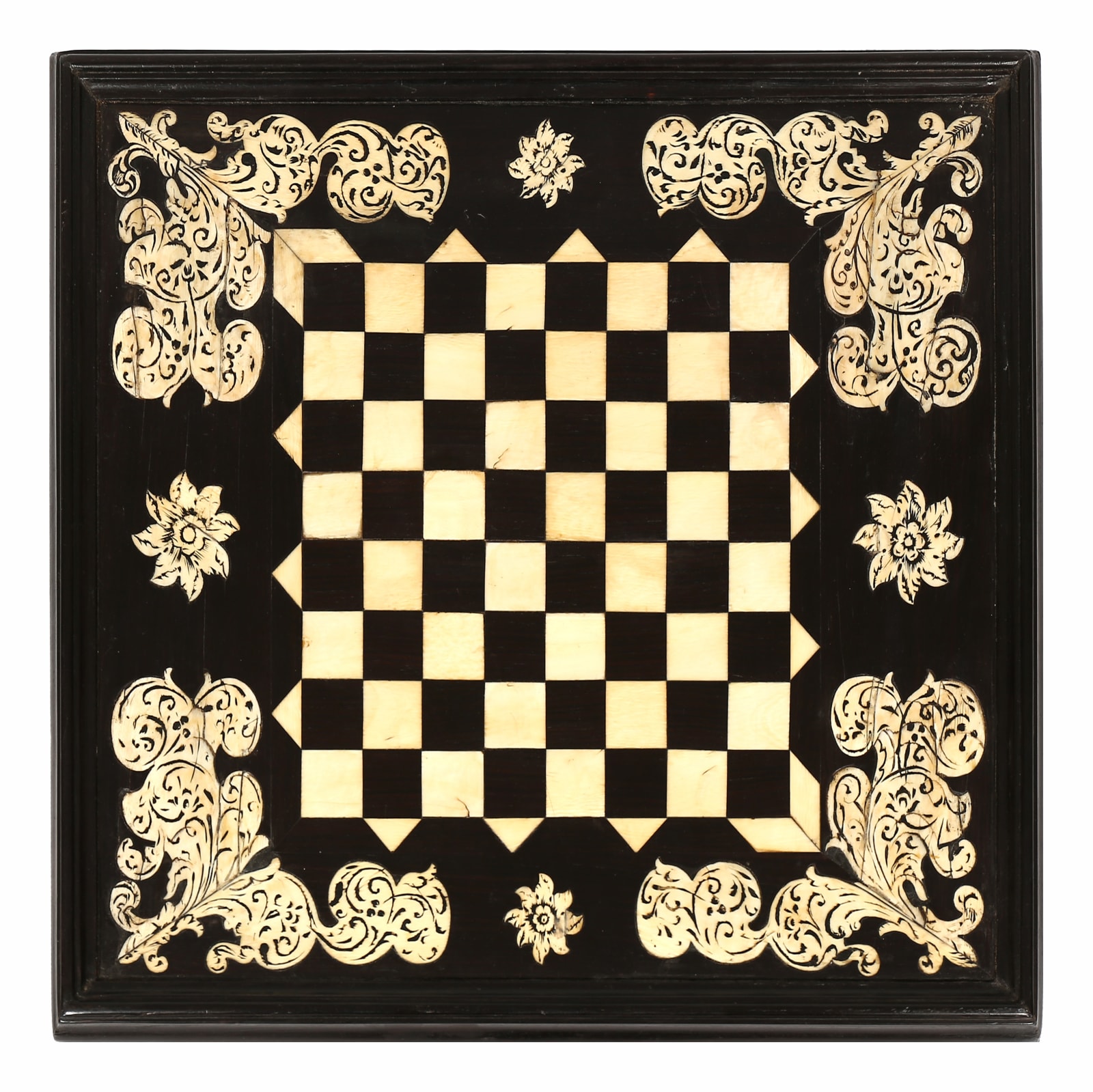 Tabuleiro de Xadrez Sino-português com as Armas Reais de D. João V / King D. João V Chinese Games Board, China, séc. XVIII / 18th