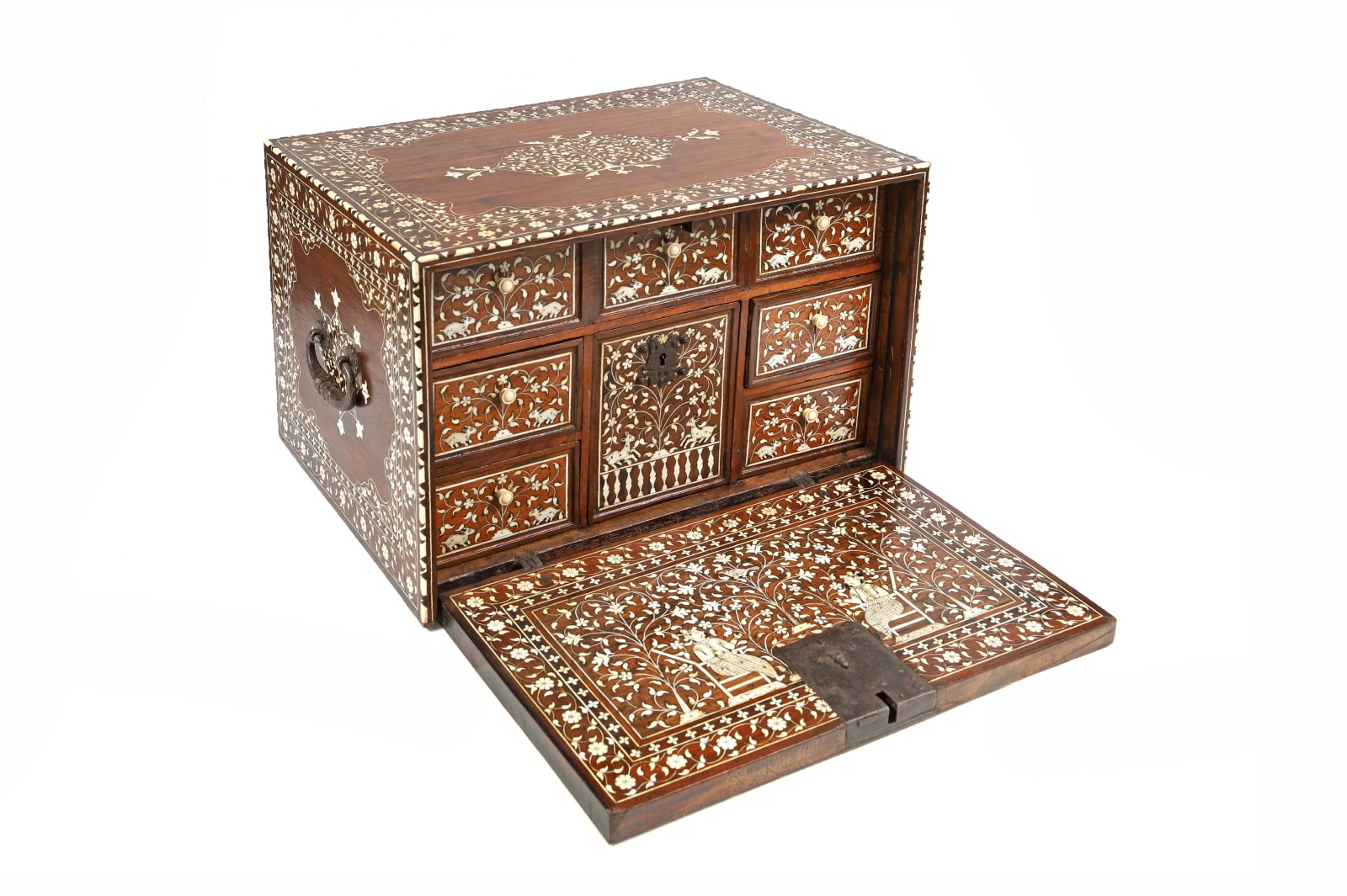 Escritório Indo-português com Dois Portugueses Sentados a uma Mesa / An Indo-Portuguese Writing Cabinet with Two Portuguese Noblemen Sitting, India, Guzarate, séc. XVI (finais) / India, Gujarat, end of 16th c.