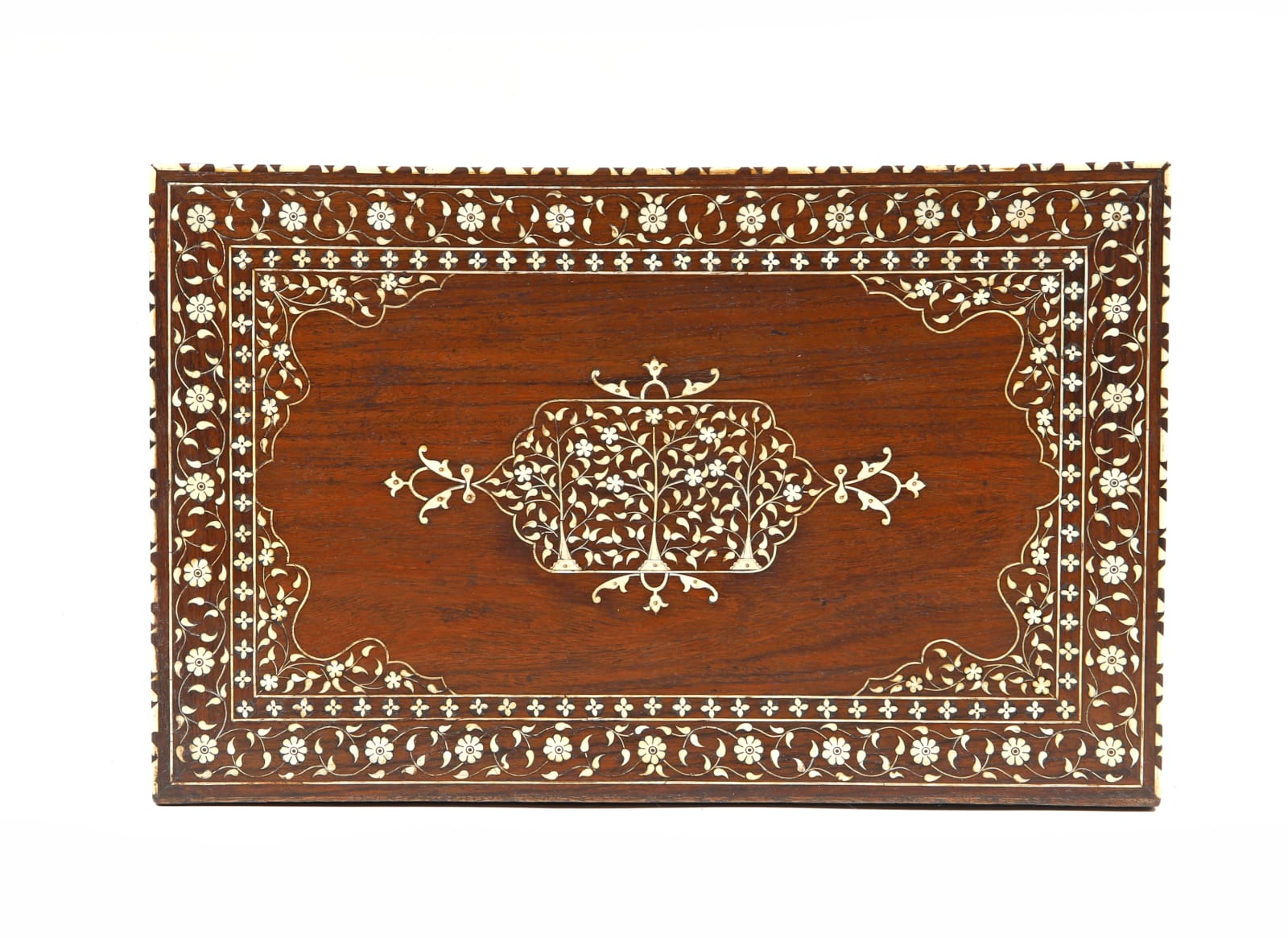 Escritório Indo-português com Dois Portugueses Sentados a uma Mesa / An Indo-Portuguese Writing Cabinet with Two Portuguese Noblemen Sitting, India, Guzarate, séc. XVI (finais) / India, Gujarat, end of 16th c.