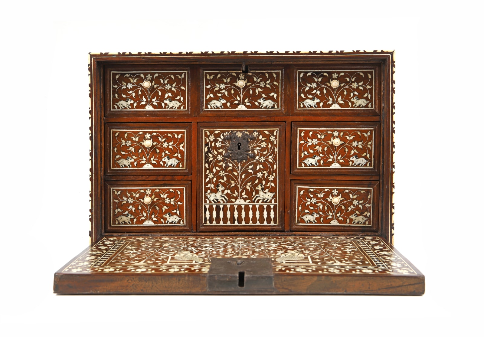 Escritório Indo-português com Dois Portugueses Sentados a uma Mesa / An Indo-Portuguese Writing Cabinet with Two Portuguese Noblemen Sitting, India, Guzarate, séc. XVI (finais) / India, Gujarat, end of 16th c.