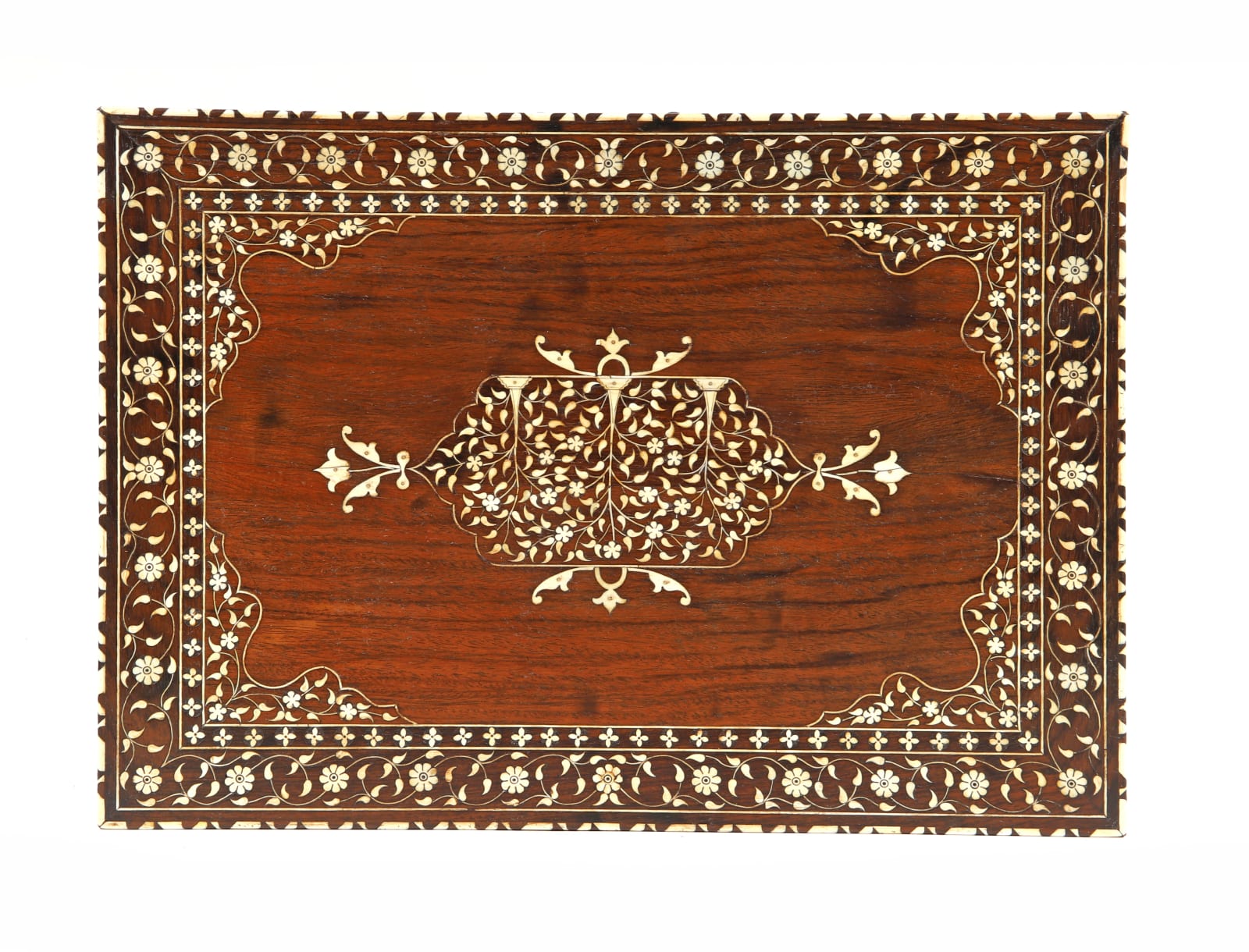 Escritório Indo-português com Dois Portugueses Sentados a uma Mesa / An Indo-Portuguese Writing Cabinet with Two Portuguese Noblemen Sitting, India, Guzarate, séc. XVI (finais) / India, Gujarat, end of 16th c.