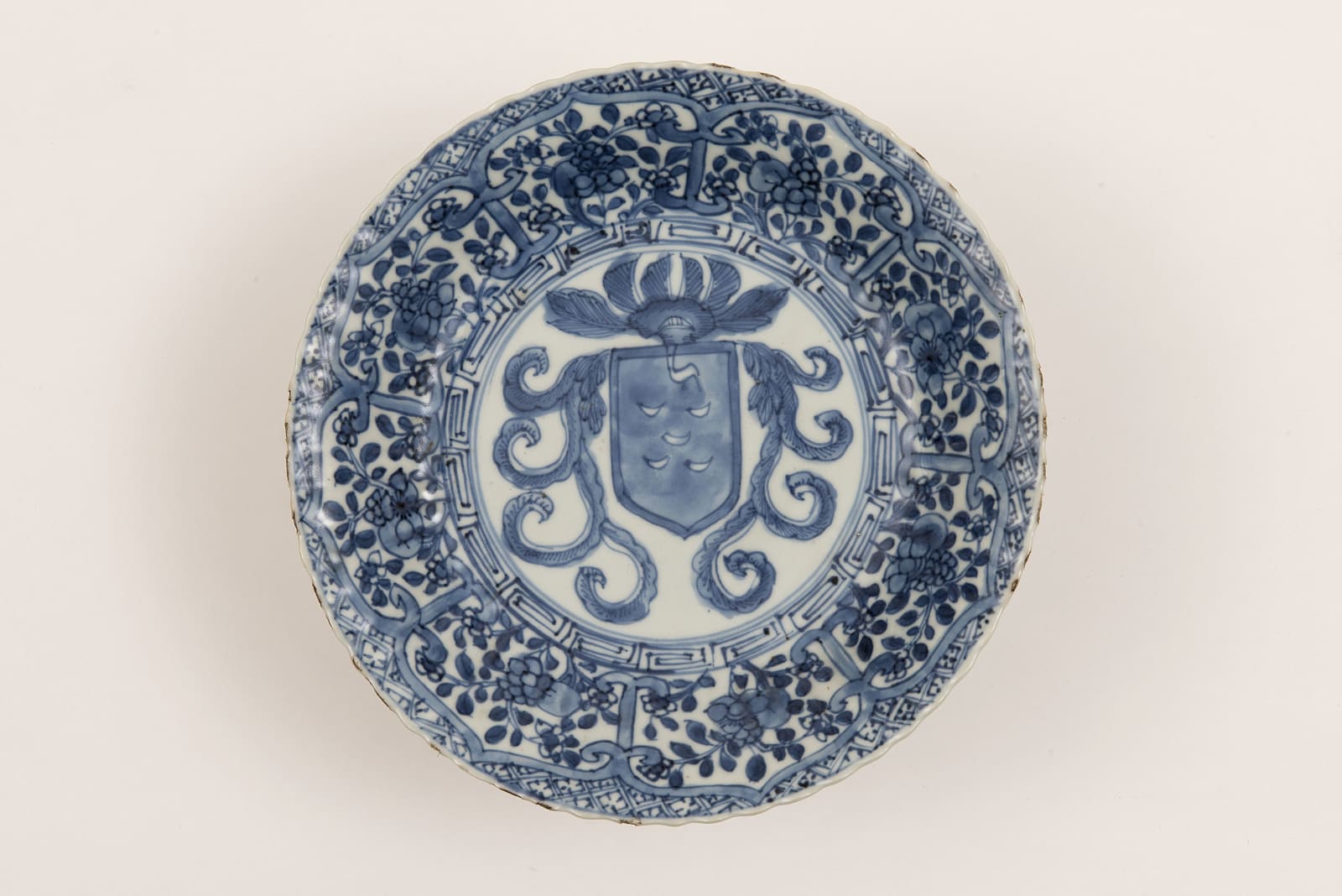 Prato com Armas "Pinto", Dinastia Qing, Reinado Kangshi (1662-1722), c. 1690.