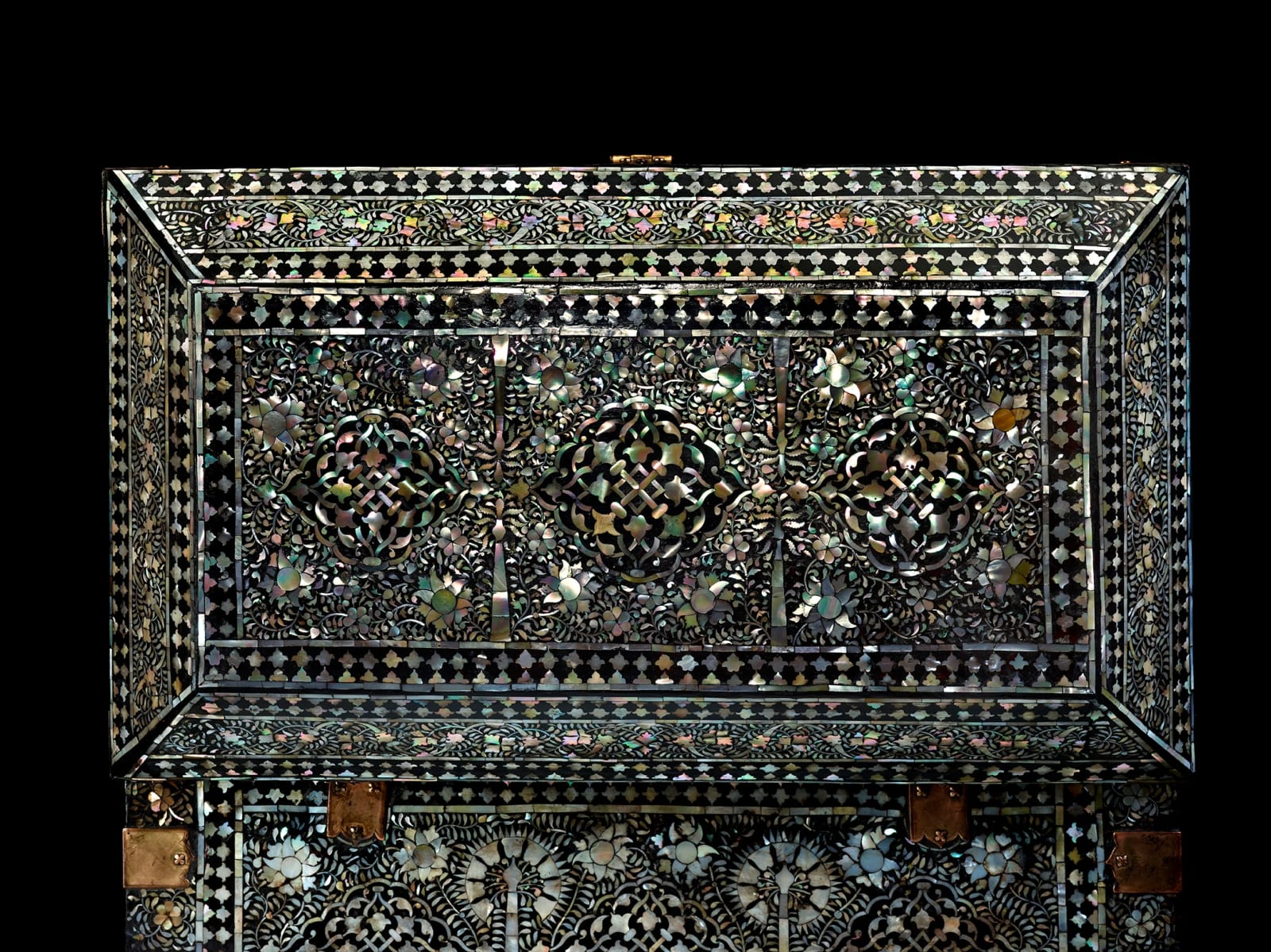 Arqueta Indo-portuguesa / A Large MOP and Mastic Gujarati Chest, Índia, Guzarate, séc. XVI / Gujarat , 16th. c.