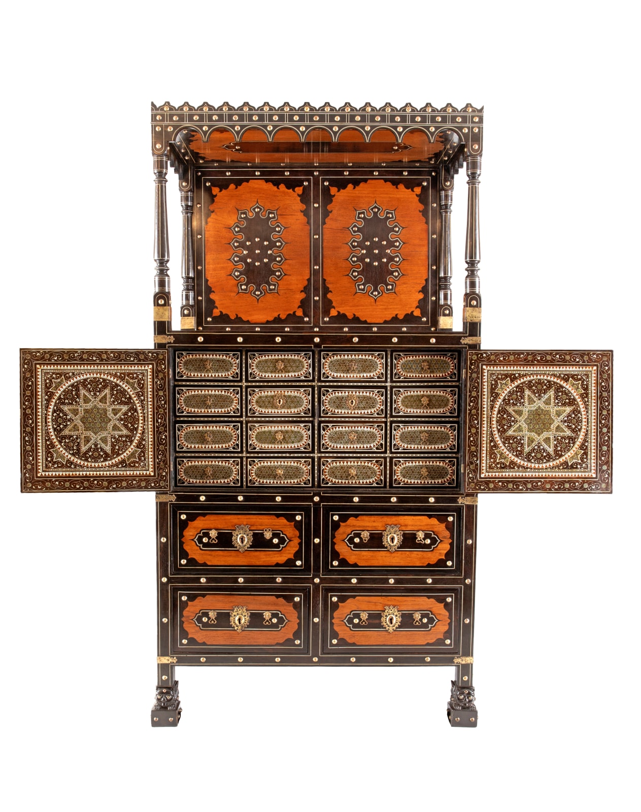 Contador de grandes dimensões (Dressoir) Indo-português / Exceptional Cabinet (Dressoir) from Sind, Sindh, actual Paquistão, ca. 1580-1630 / Sindh, nowadays Pakistan, c. 1580-1630