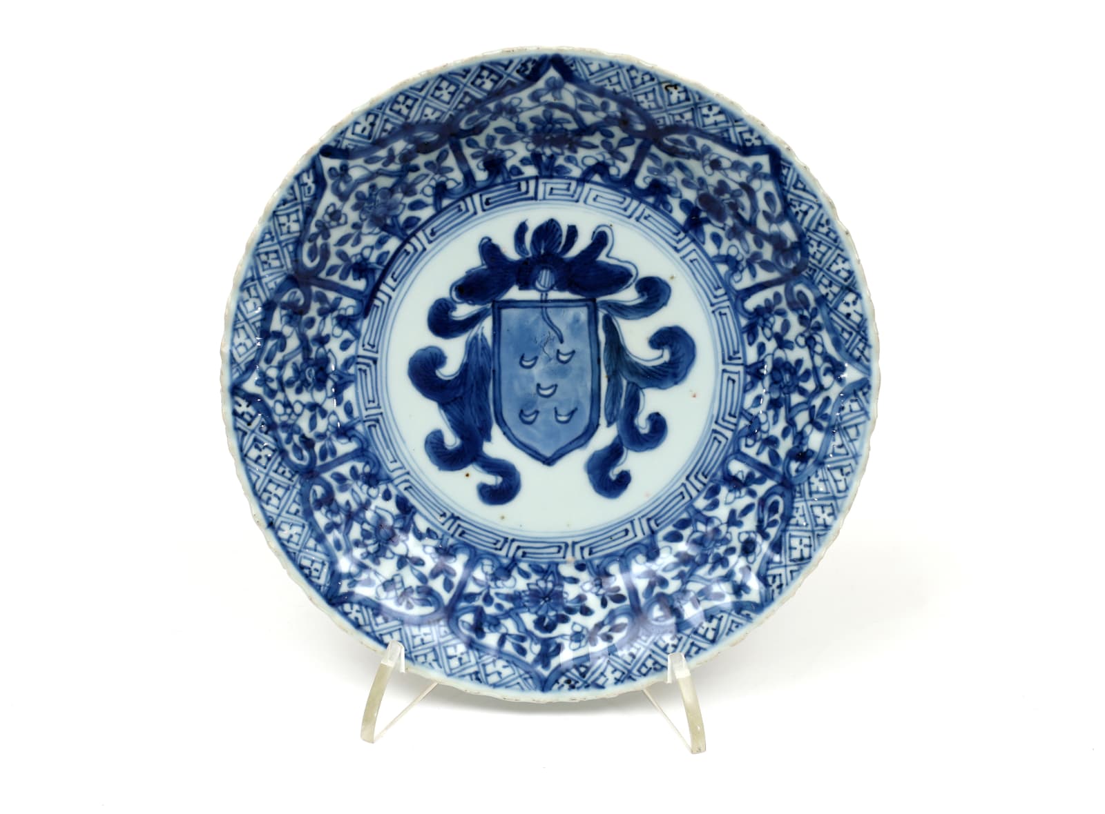 Prato com Armas "Pinto", Dinastia Qing, Reinado Kangxi (1662-1722), c. 1690