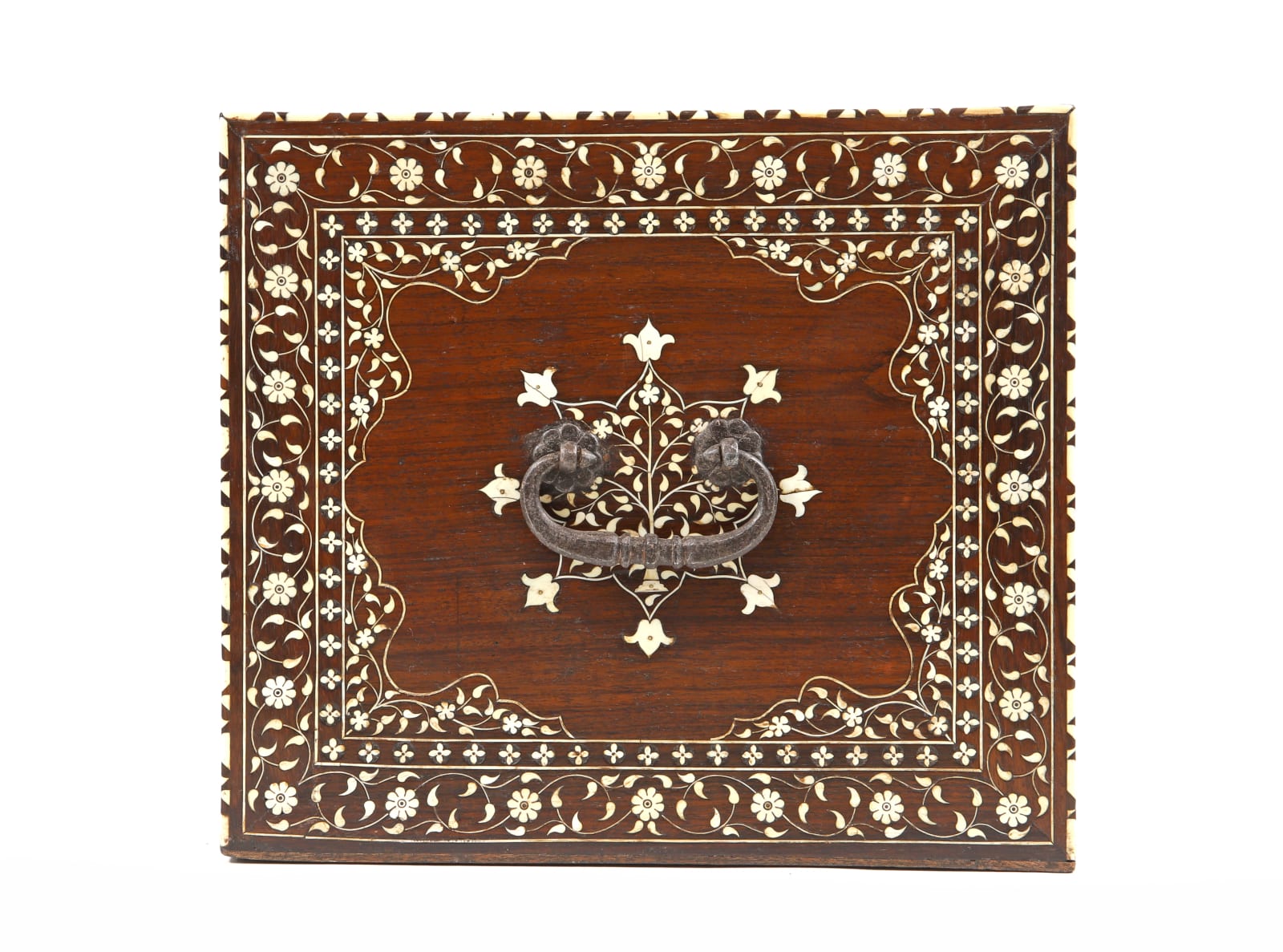 Escritório Indo-português com Dois Portugueses Sentados a uma Mesa / An Indo-Portuguese Writing Cabinet with Two Portuguese Noblemen Sitting, India, Guzarate, séc. XVI (finais) / India, Gujarat, end of 16th c.