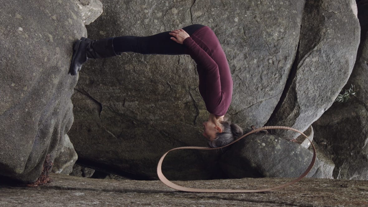Simone Slee, Rocks happy to help, hold up, hold down, 2017