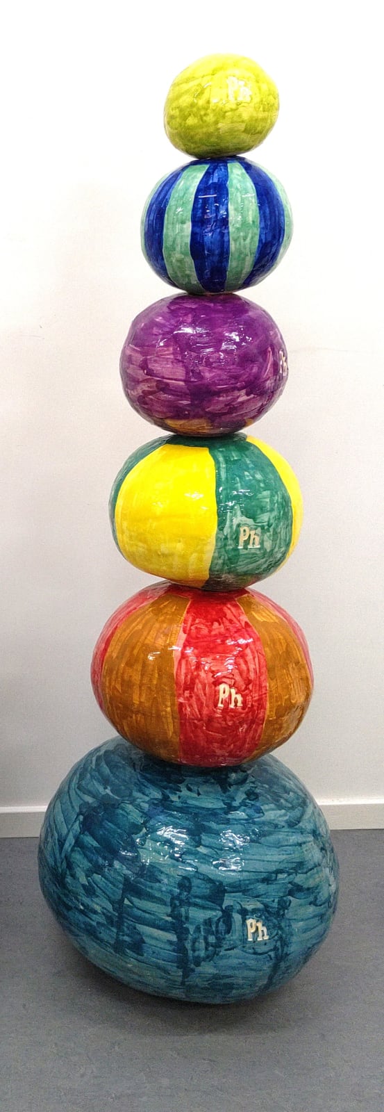 Polly Huyghe, Beach Ball Totem (large), 2021 - 2022