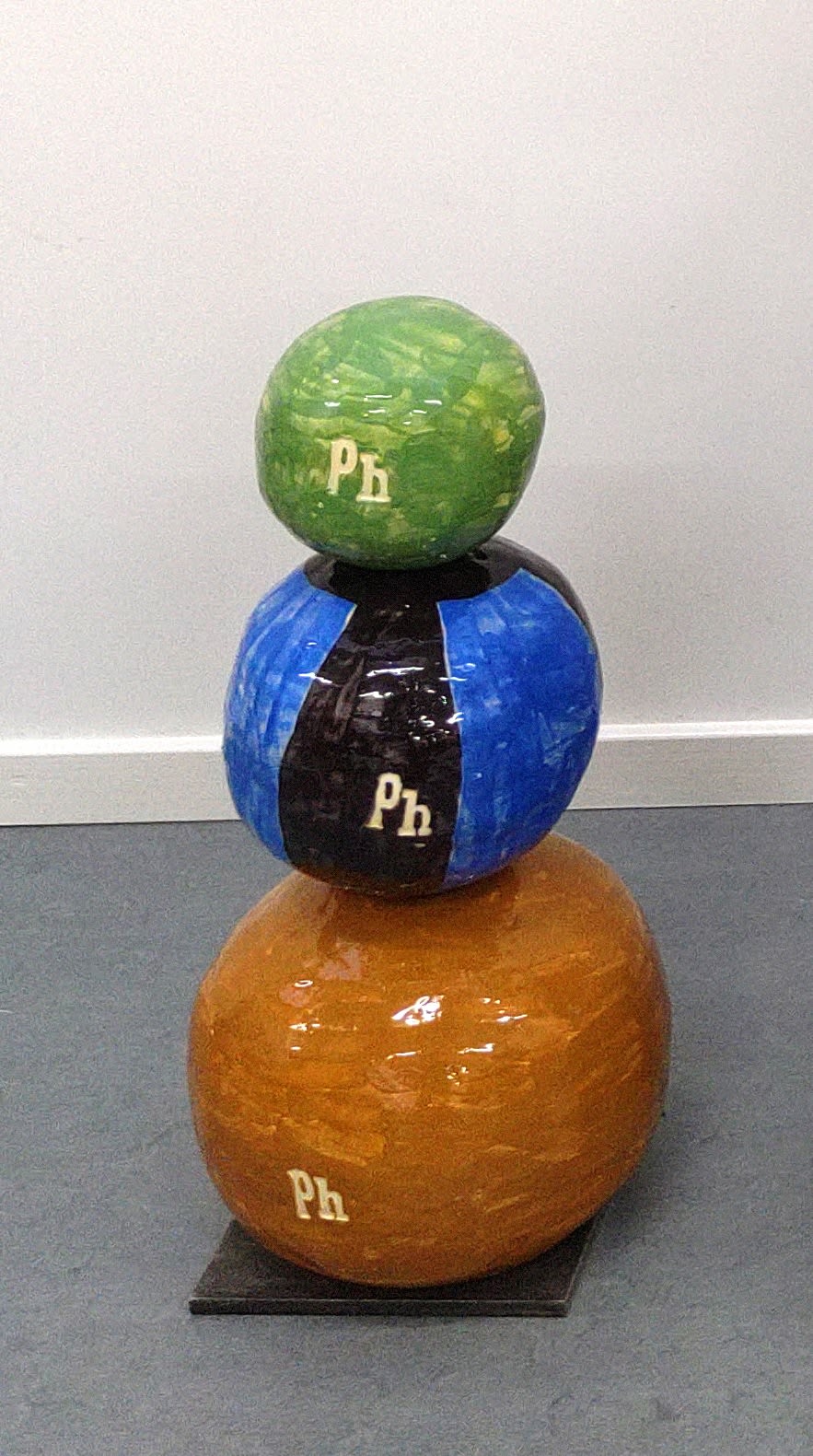 Polly Huyghe, Beach Ball Totem (small), 2021 - 2022