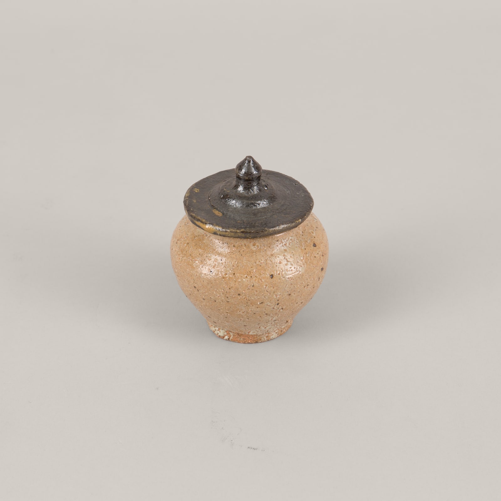 Shinobi Tsubo ｜井戸しのび壺 蓋黒楽, 2024