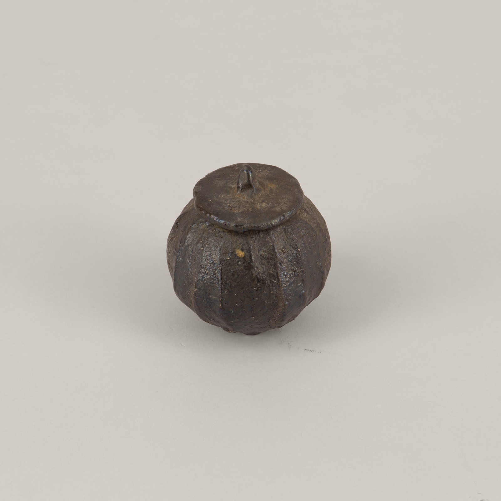 Shinobi Tsubo｜黒楽しのび壺, 2024