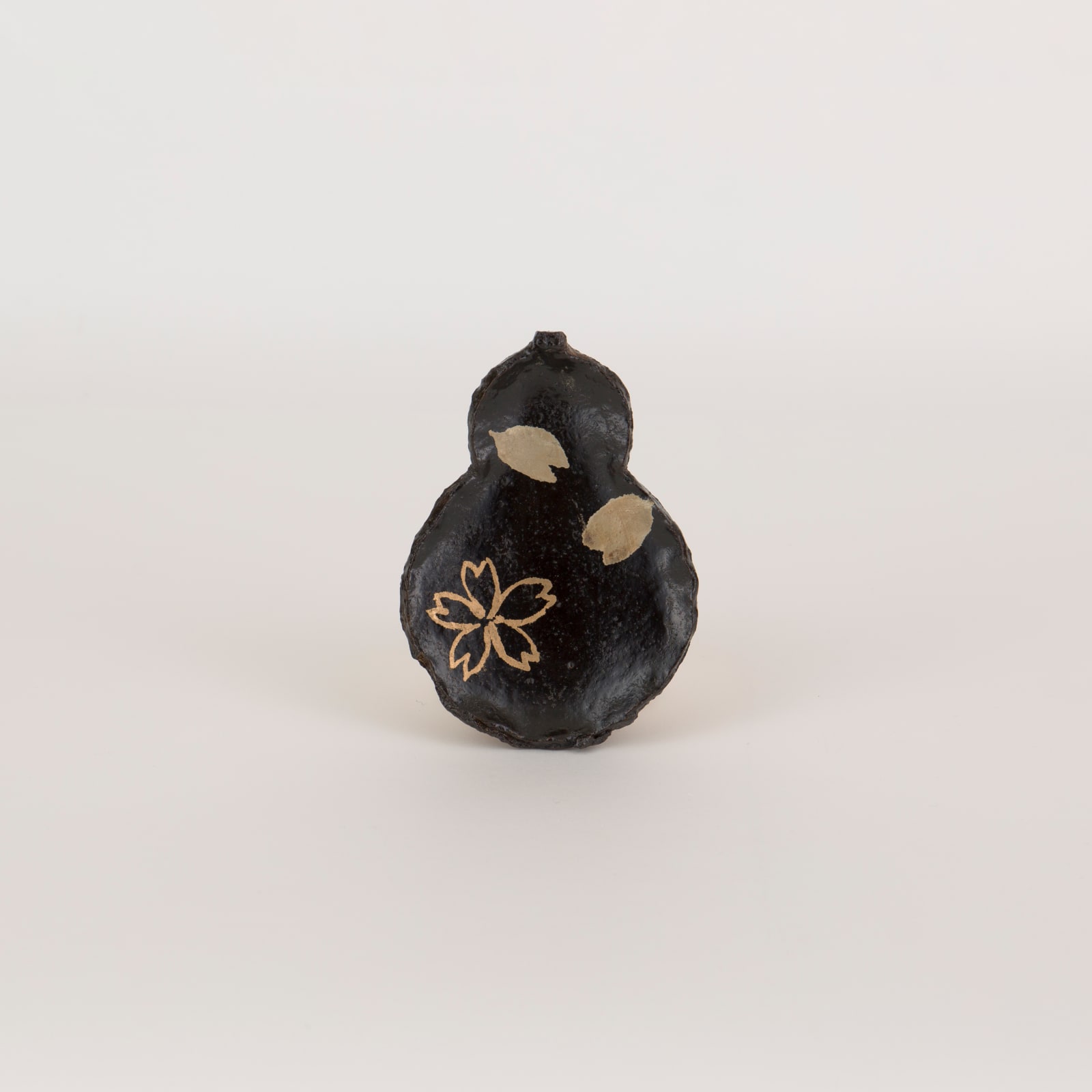 Gourd-shaped Plate with lacquer-painted Cherry Blossoms｜櫻絵瓢皿, 2023