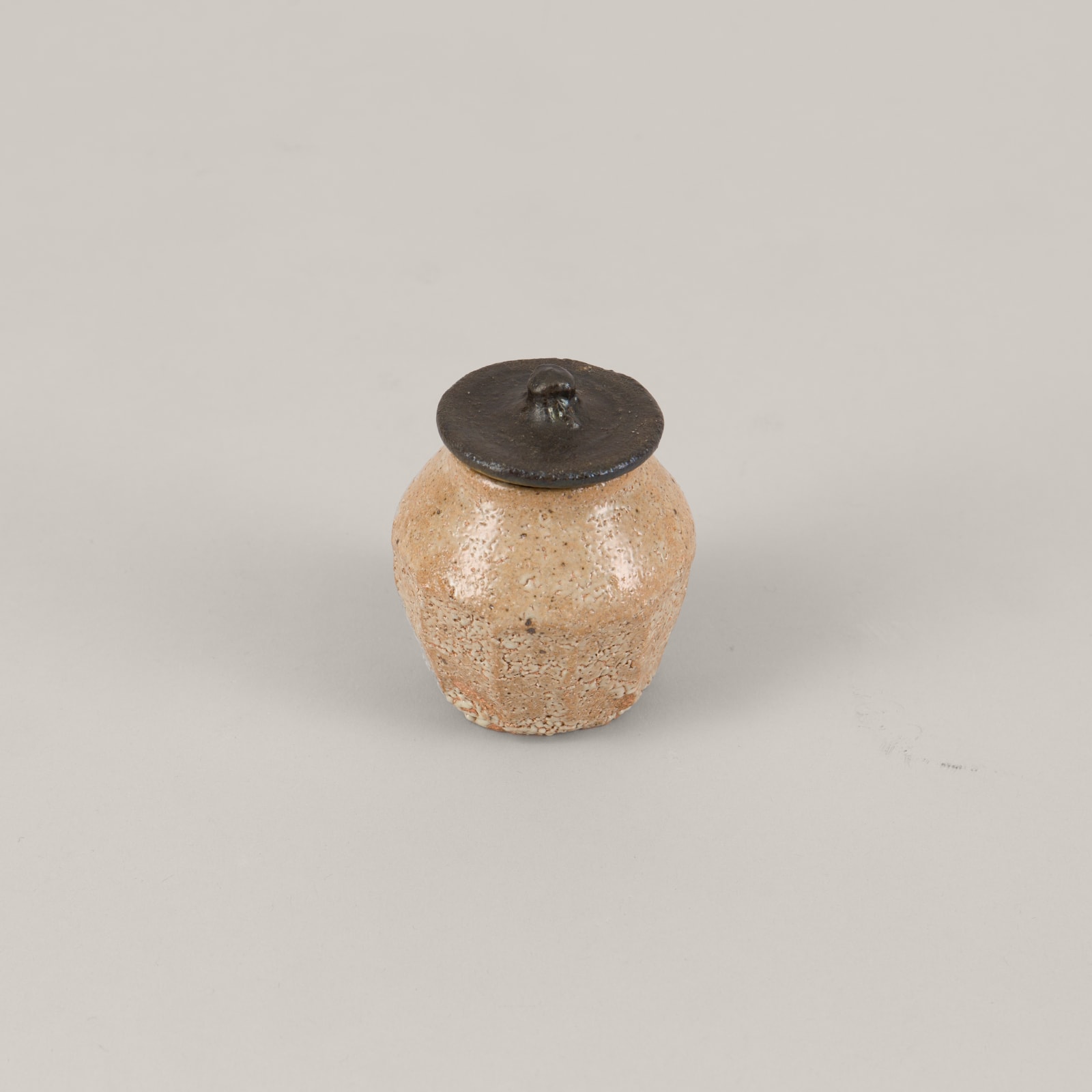 Shinobi Tsubo｜井戸しのび壺 蓋黒楽, 2024