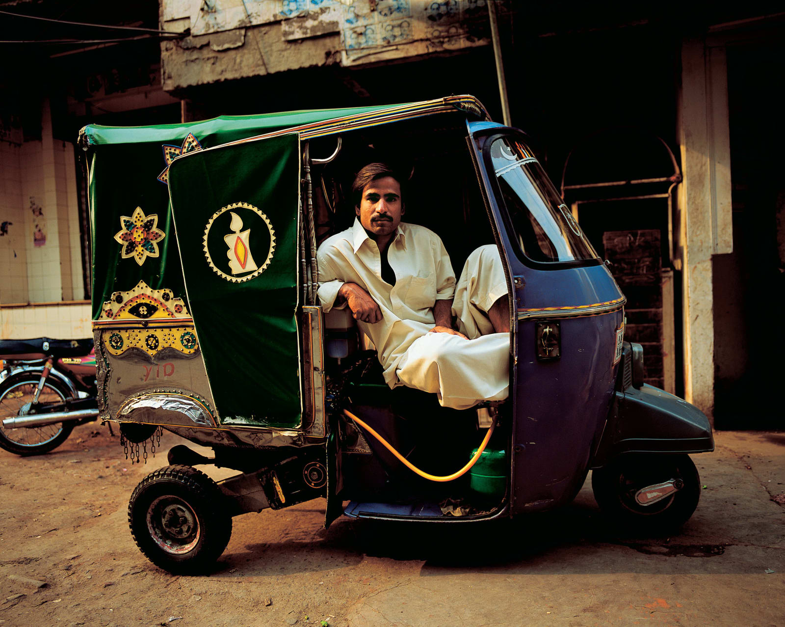 Carl´s cars, Sune Eriksen: Man and rickshaw in Lahore, Pakistan.