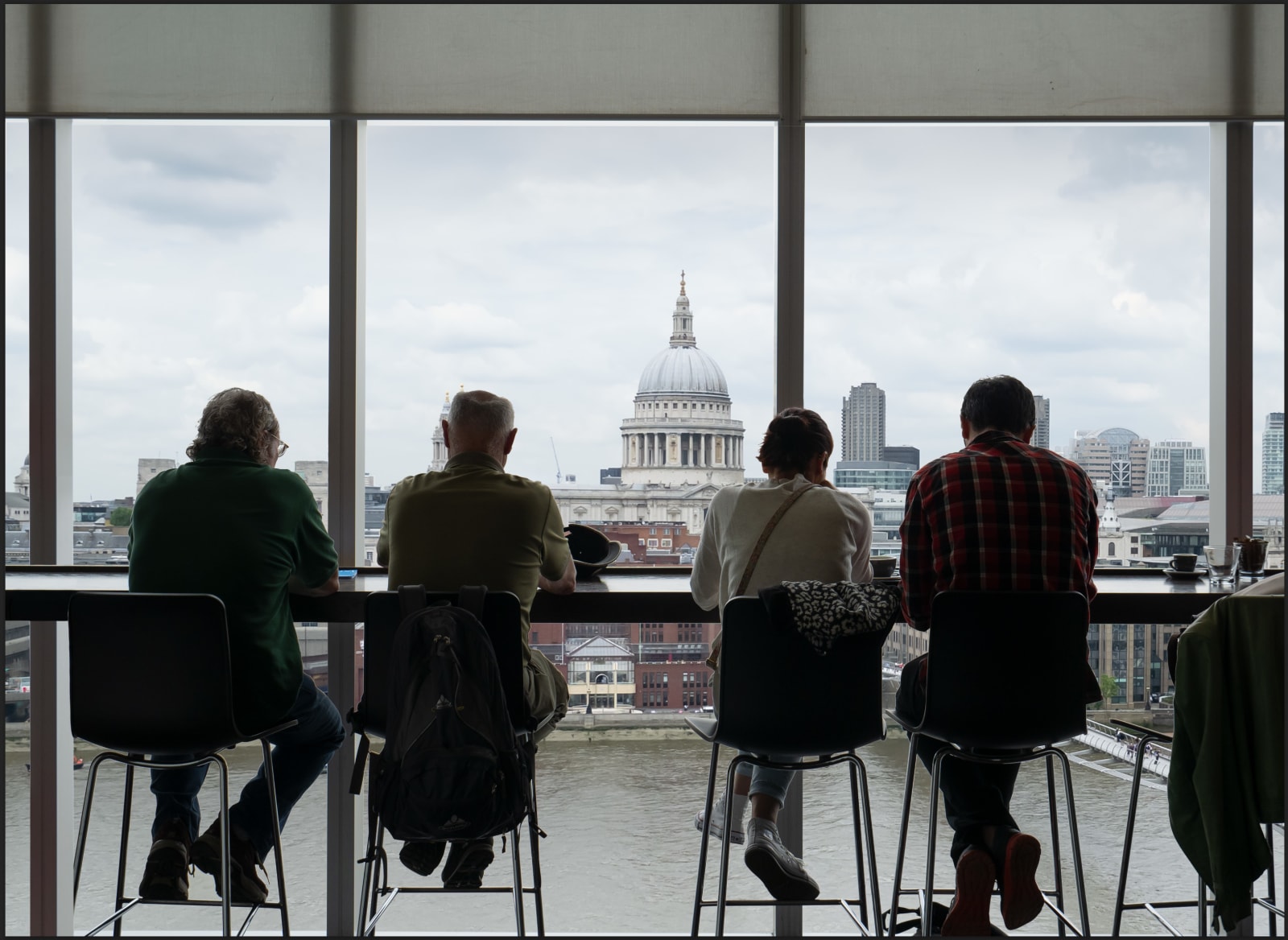 Mario Flores, Un caffè davanti al Tamigi - Tate Modern - Londra, 2024