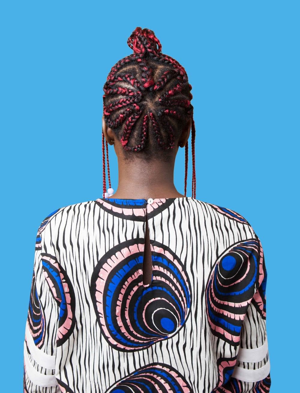 Medina Dugger, Magenta Patewo Flower in MCR de la série CHROMA: une ode à J.D. ‘Okhai Ojeikere’ (duplicate), 2017