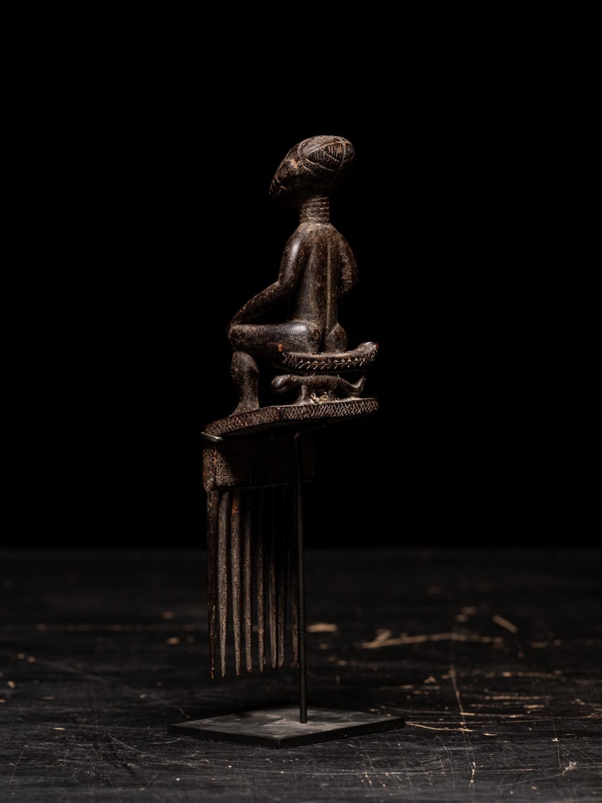 Ashanti Comb representing Female sitting Figure, Ghana, 1st half 20th Century