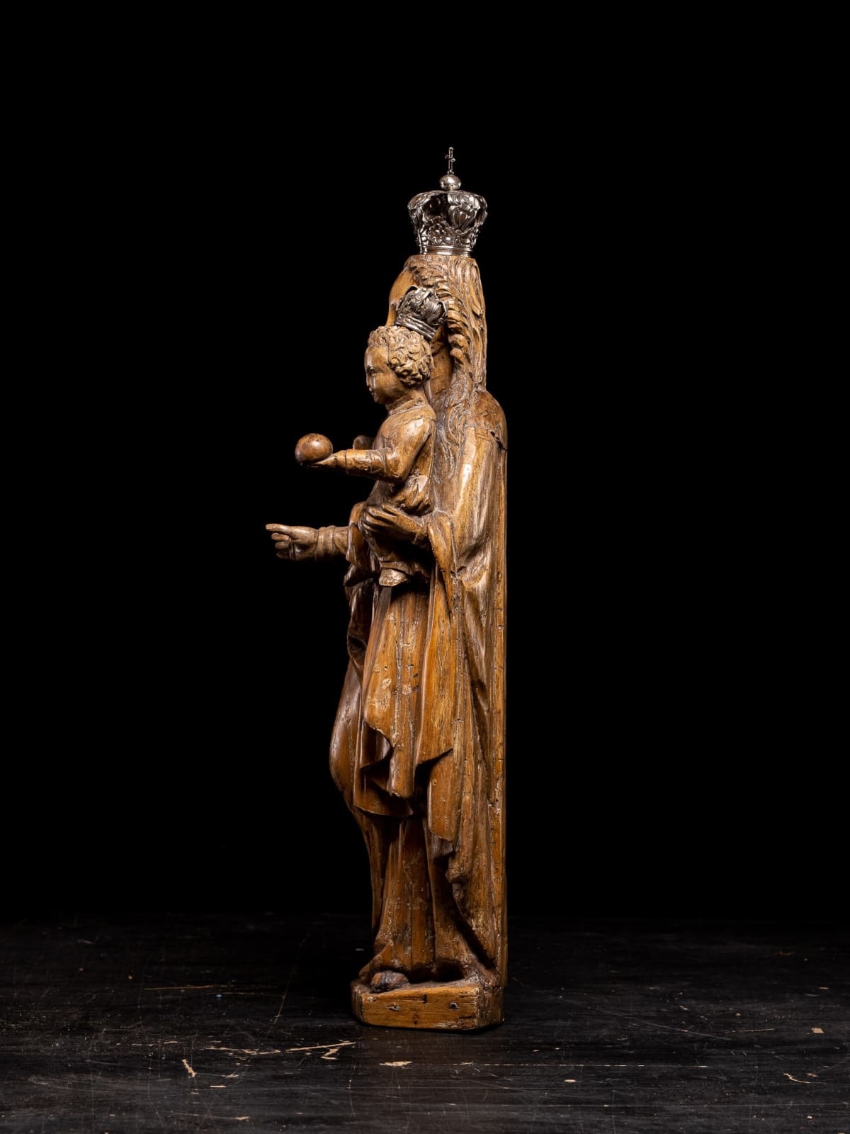 Mechelen Doll with letter M carved in the back. Some leftovers of polychrome, 16th Century