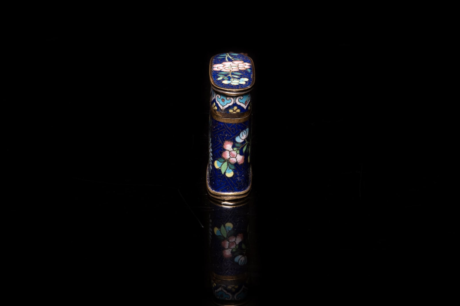 Antique Chinese Opium Box in Cloisonné Enamel, decorated with Floral Motifs and Interior Scenes: item with fond in lapis lazuli, 19th Century