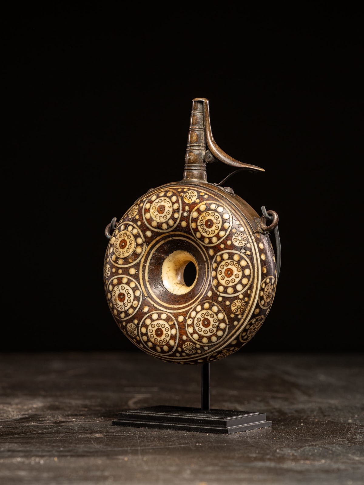 Powder flask in wood inlaid with bone, German, Nuremberg., 16th C