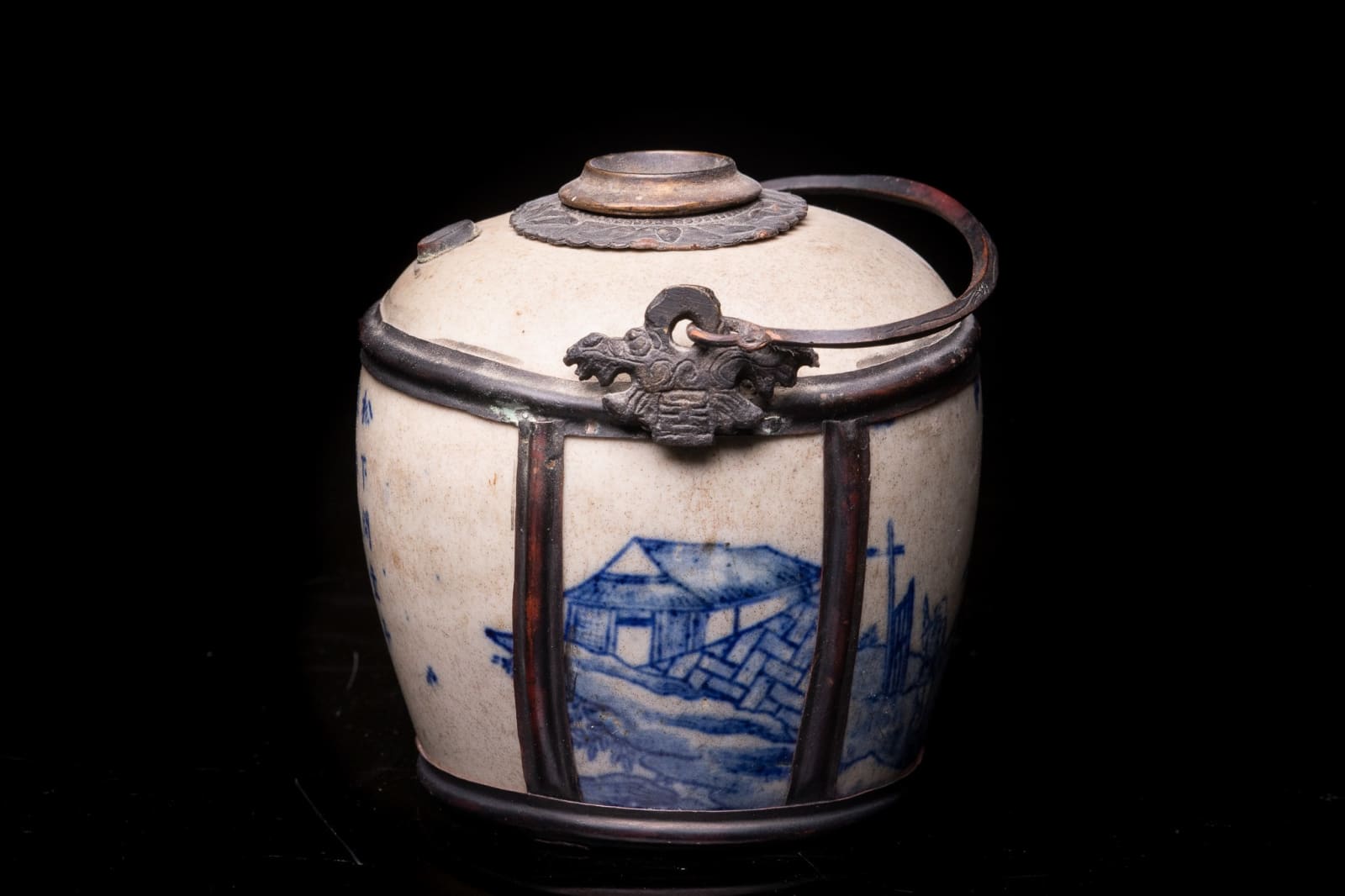 Vietnamese white Porcelain Table Water Pipe with Blue-Glazed Decoration representing a Rider asking his way, 19th Century