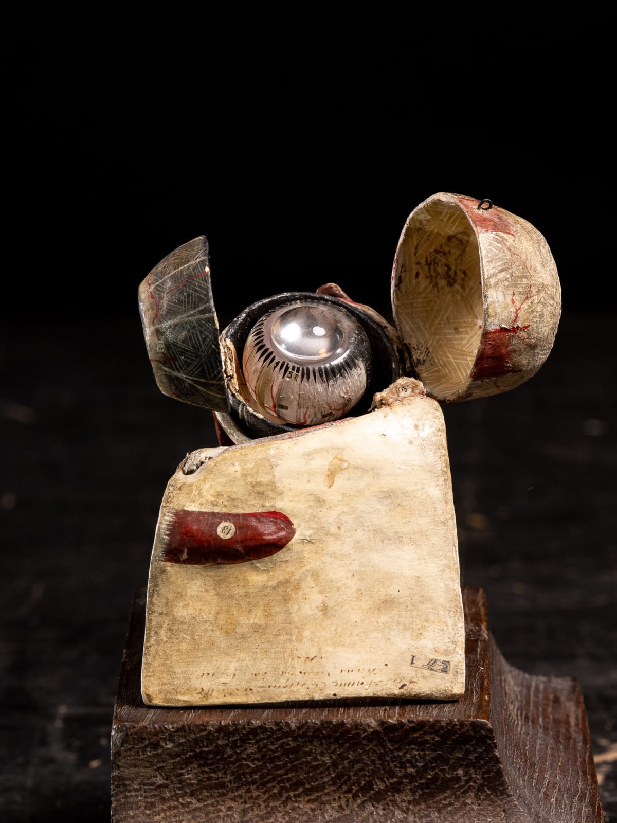 Anatomical cut of one eye, composition in natural painted papier-maché, with numbered labels on the different elements / the opening eyeball to cover the removable pute. Pen annotation 