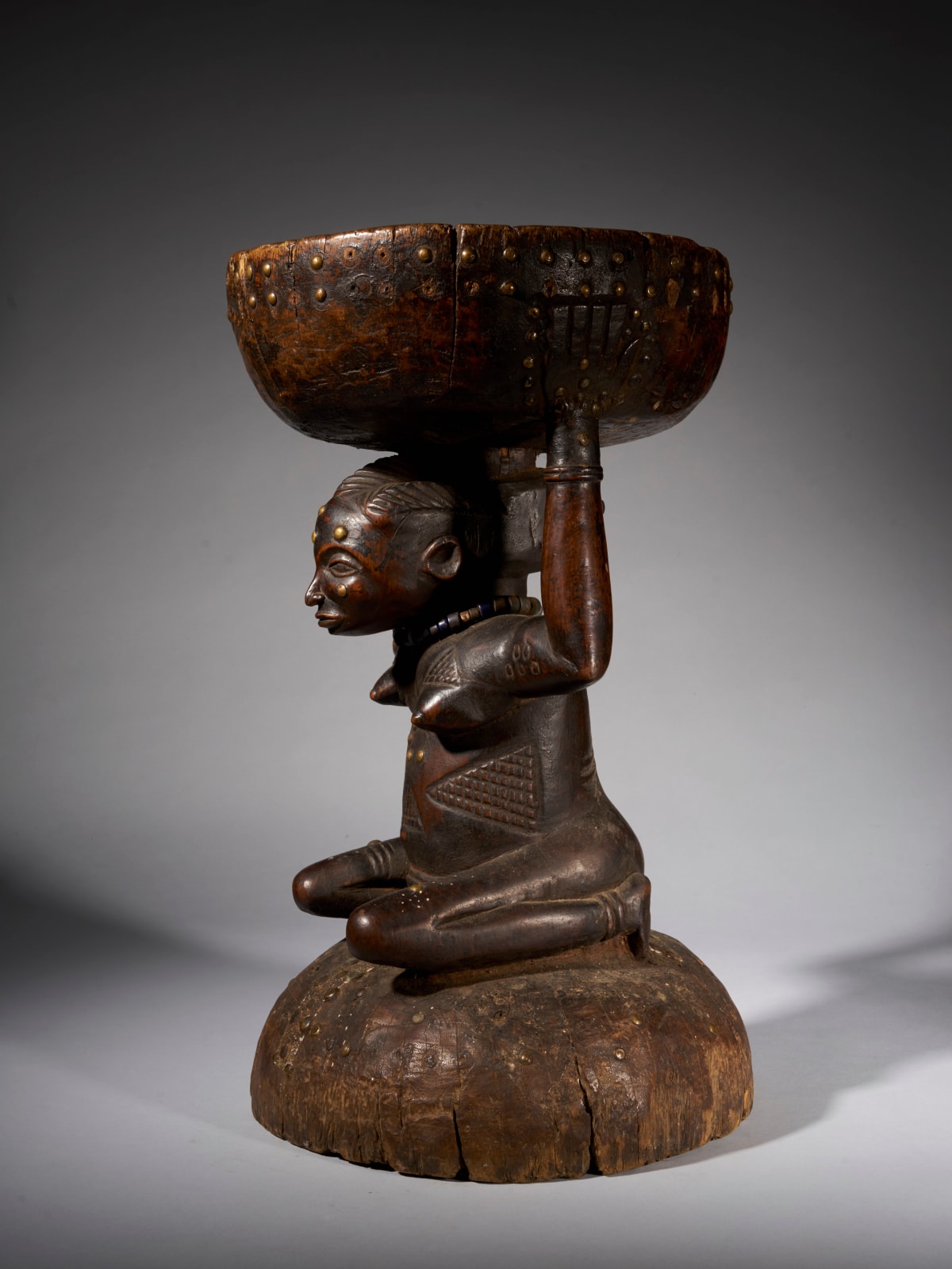Massive and Robust Zela Caryatide Stool held by a Female sculpture covered with typical scarifications., first half 20th C