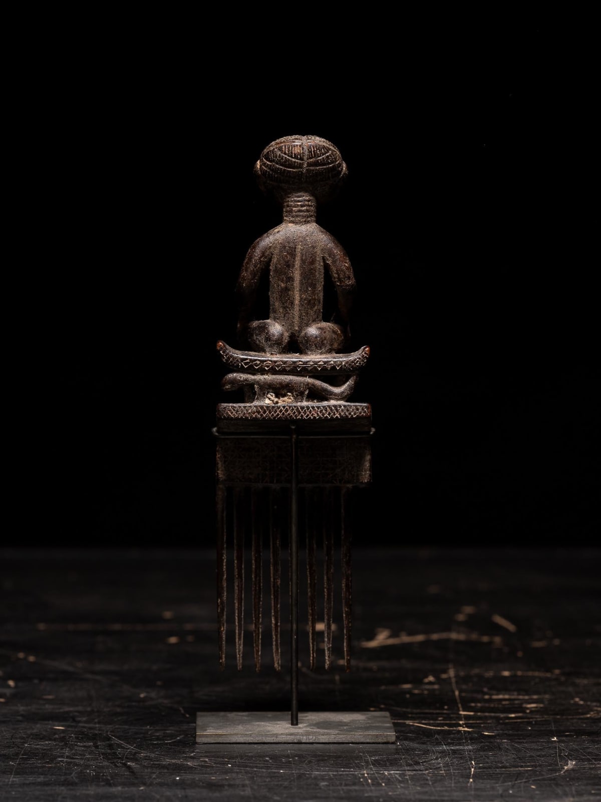 Ashanti Comb representing Female sitting Figure, Ghana, 1st half 20th Century