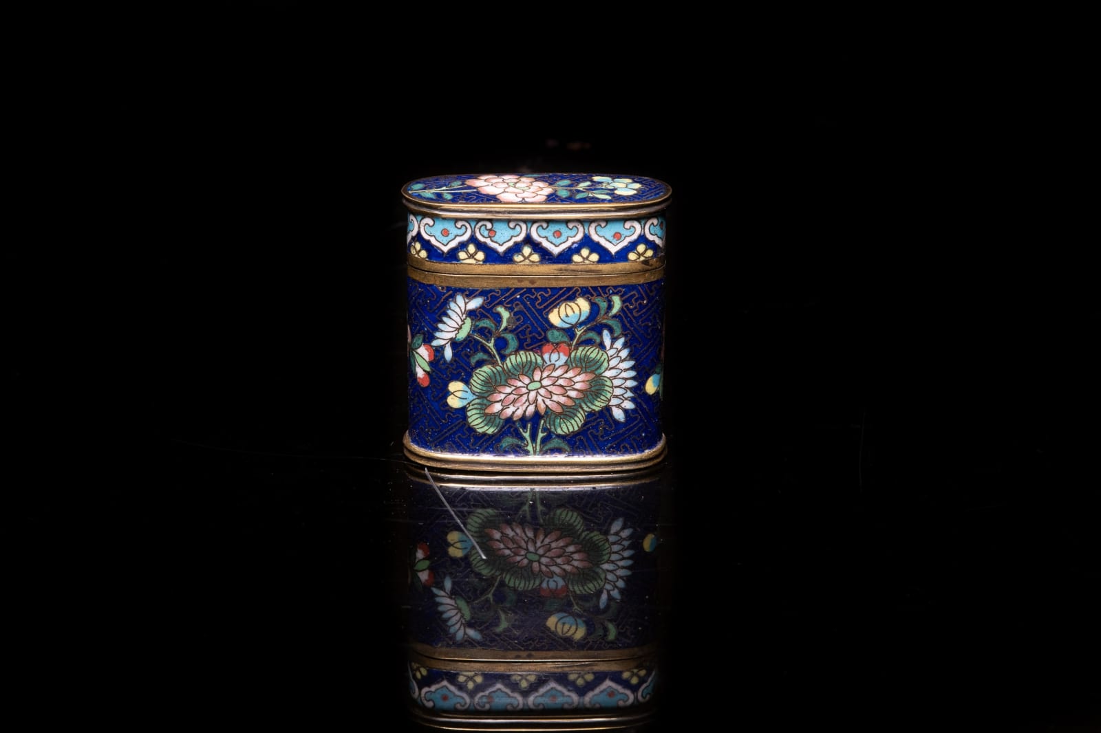 Antique Chinese Opium Box in Cloisonné Enamel, decorated with Floral Motifs and Interior Scenes: item with fond in lapis lazuli, 19th Century