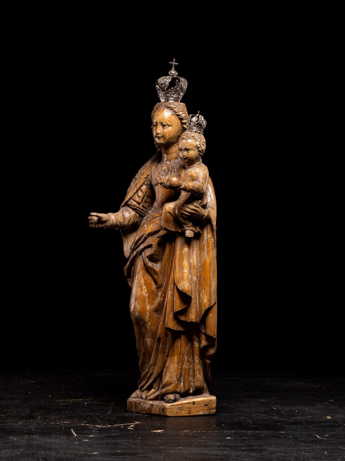 Mechelen Doll with letter M carved in the back. Some leftovers of polychrome, 16th Century