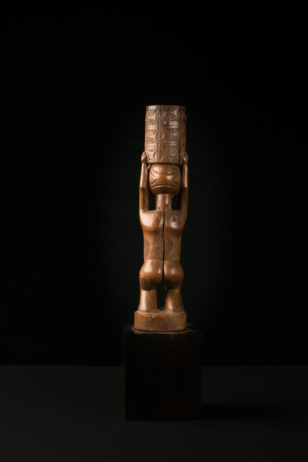 Dondo Flywhisk Handle sculptured in the form of an Ancestorial woman, DRC, 1st half 19th Century