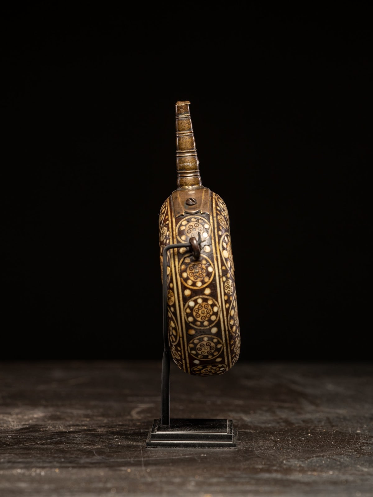 Powder flask in wood inlaid with bone, German, Nuremberg., 16th C