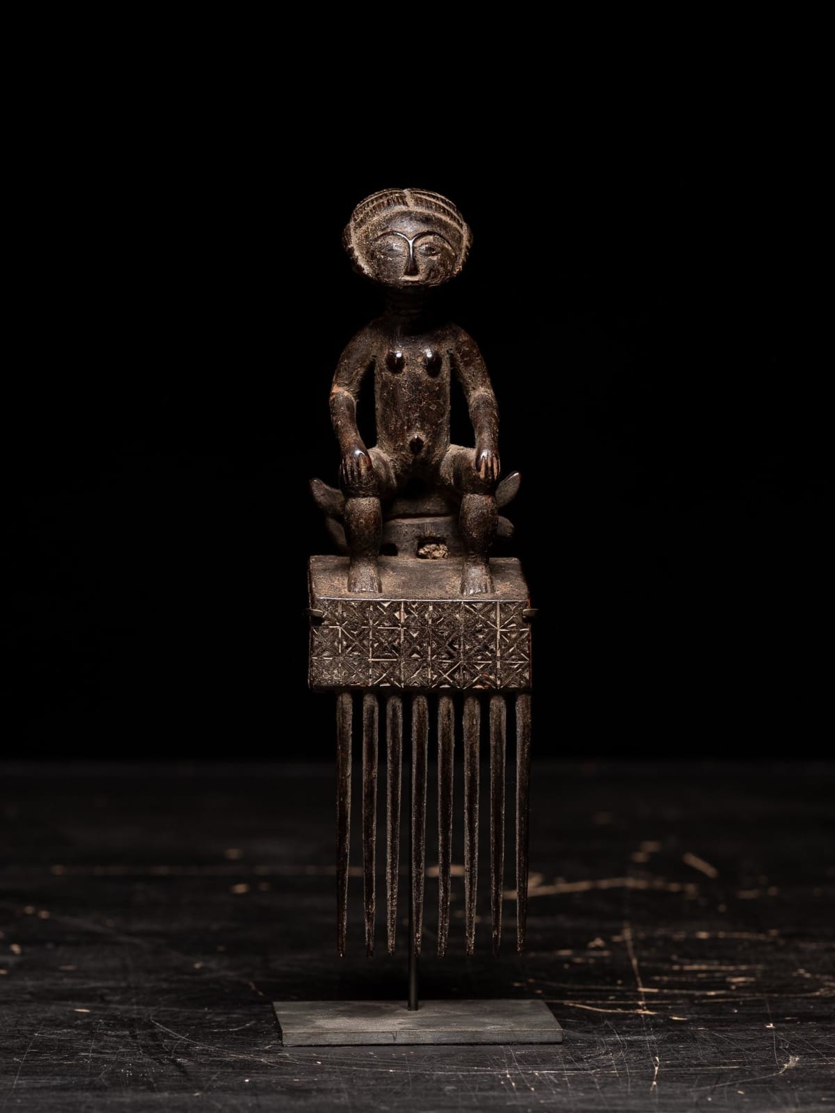 Ashanti Comb representing Female sitting Figure, Ghana, 1st half 20th Century