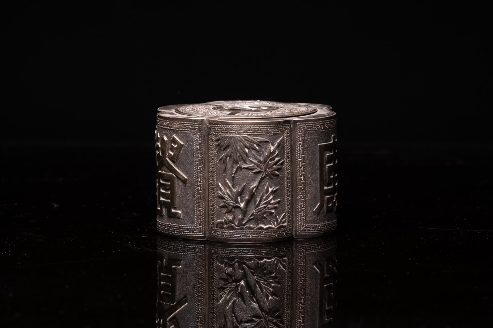 Antique Chinese Multi-Lobed Opium Box in Silver, Decorated with Reliefs with Ideograms (one of the two refers to wealth), a Chrysanthemum (symbol of longevity) and Foliage, 19th Century