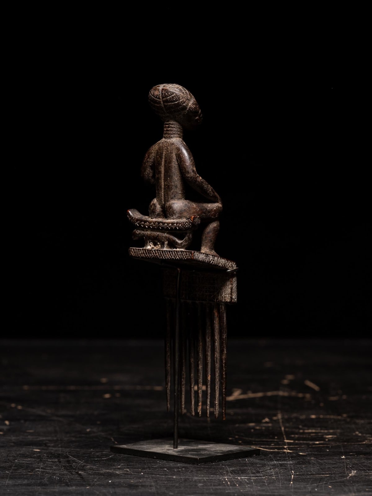 Ashanti Comb representing Female sitting Figure, Ghana, 1st half 20th Century