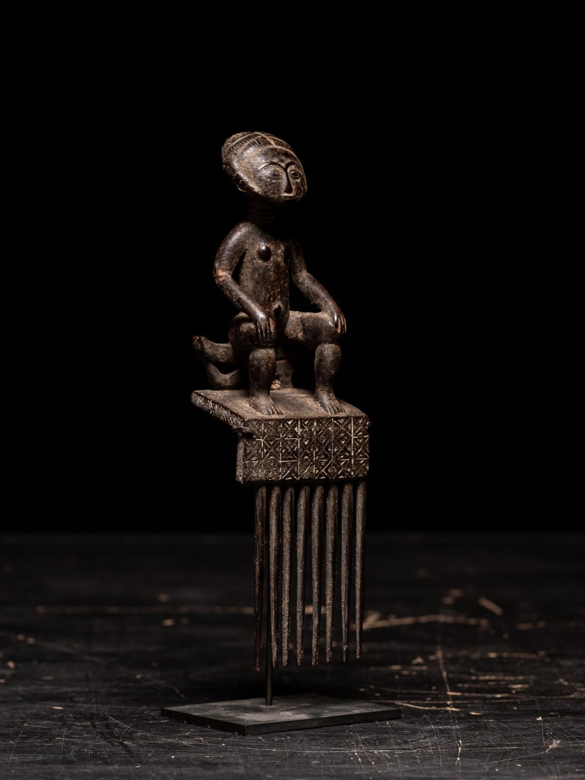 Ashanti Comb representing Female sitting Figure, Ghana, 1st half 20th Century